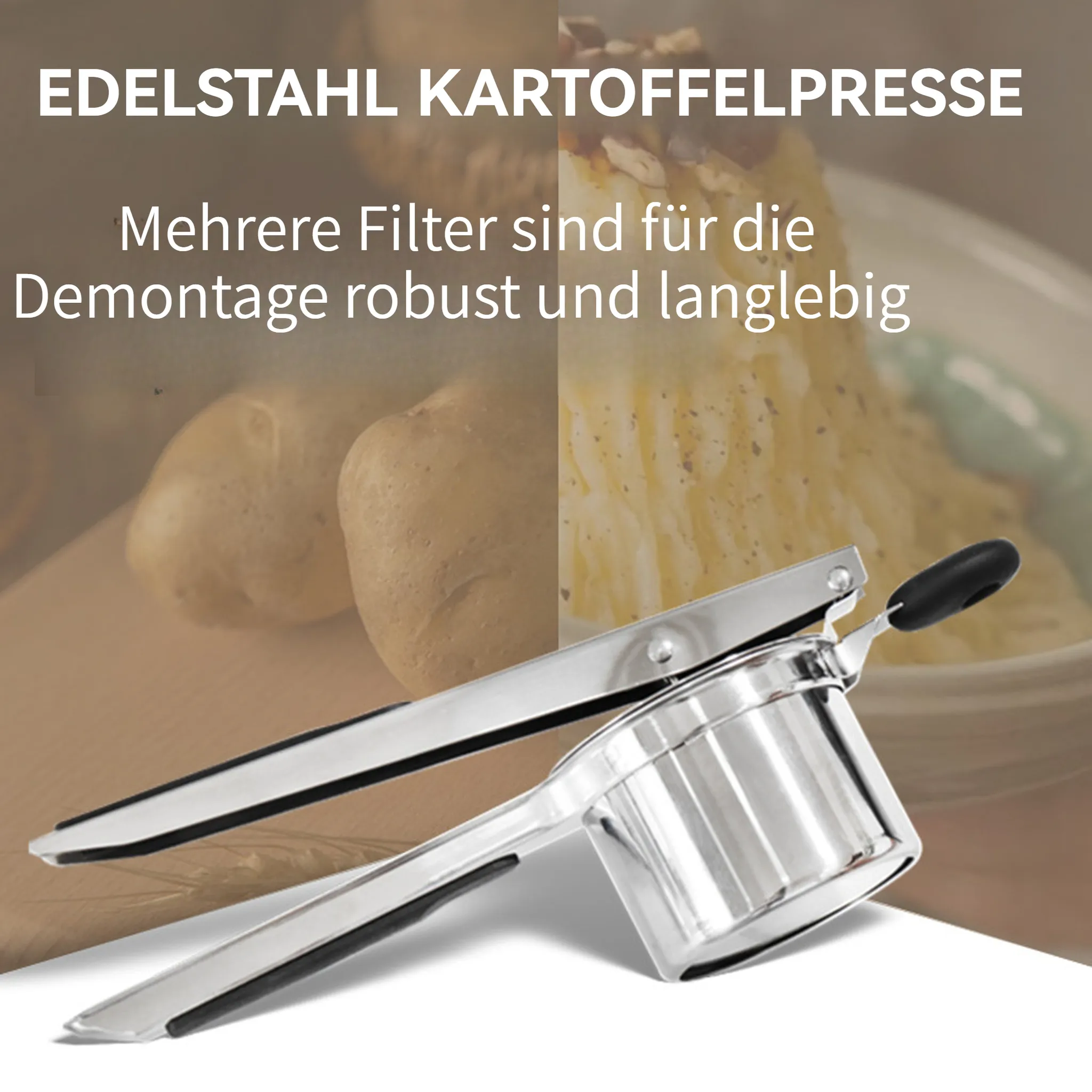 Eine Kartoffelpresse aus Edelstahl mit schwarzem Griff im Vordergrund. Zwei Kartoffeln und Kartoffelpüree sind sichtbar.