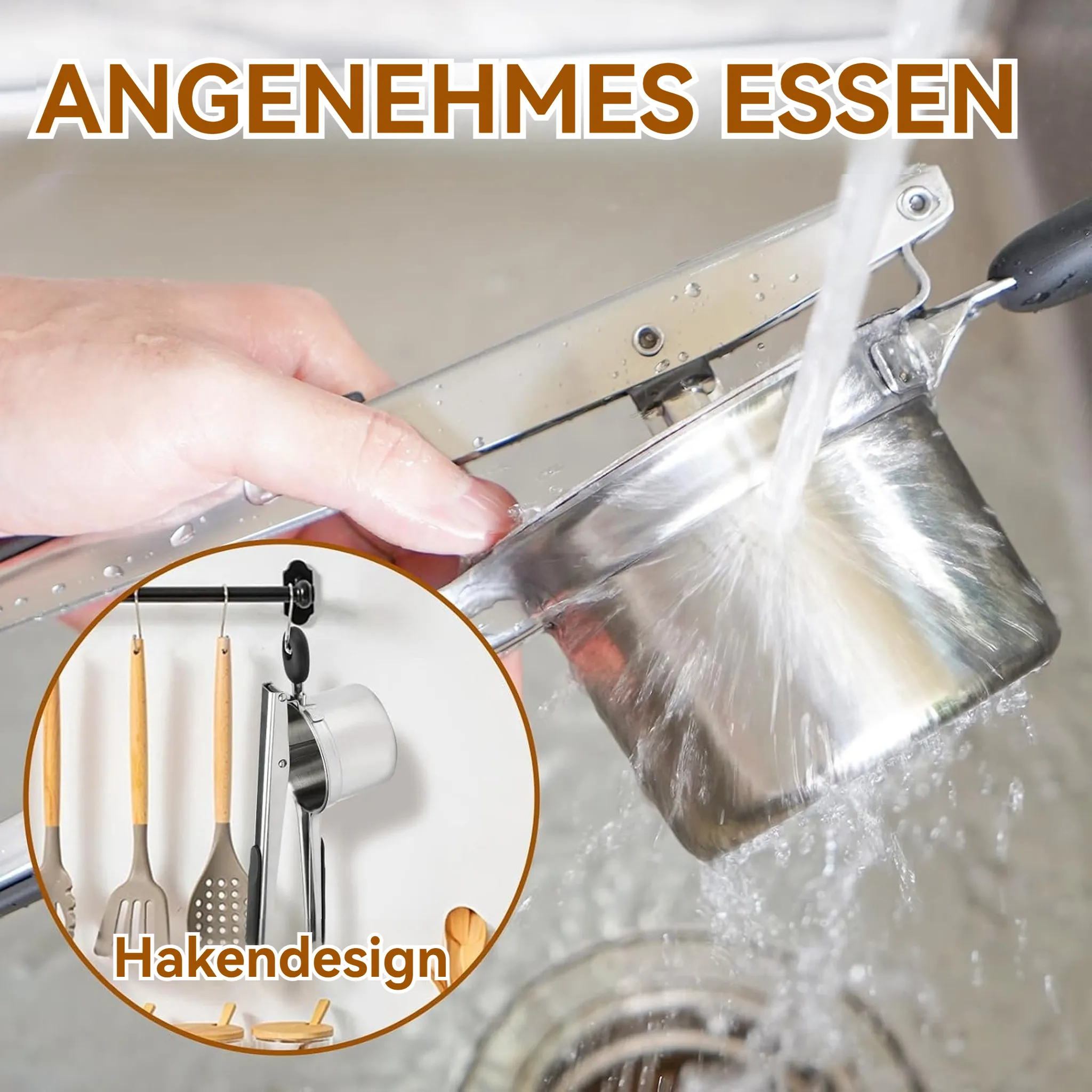 Eine Hand wäscht einen Kartoffelstampfer aus Edelstahl unter fließendem Wasser. Im Hintergrund hängen Utensilien an einem Gestell.