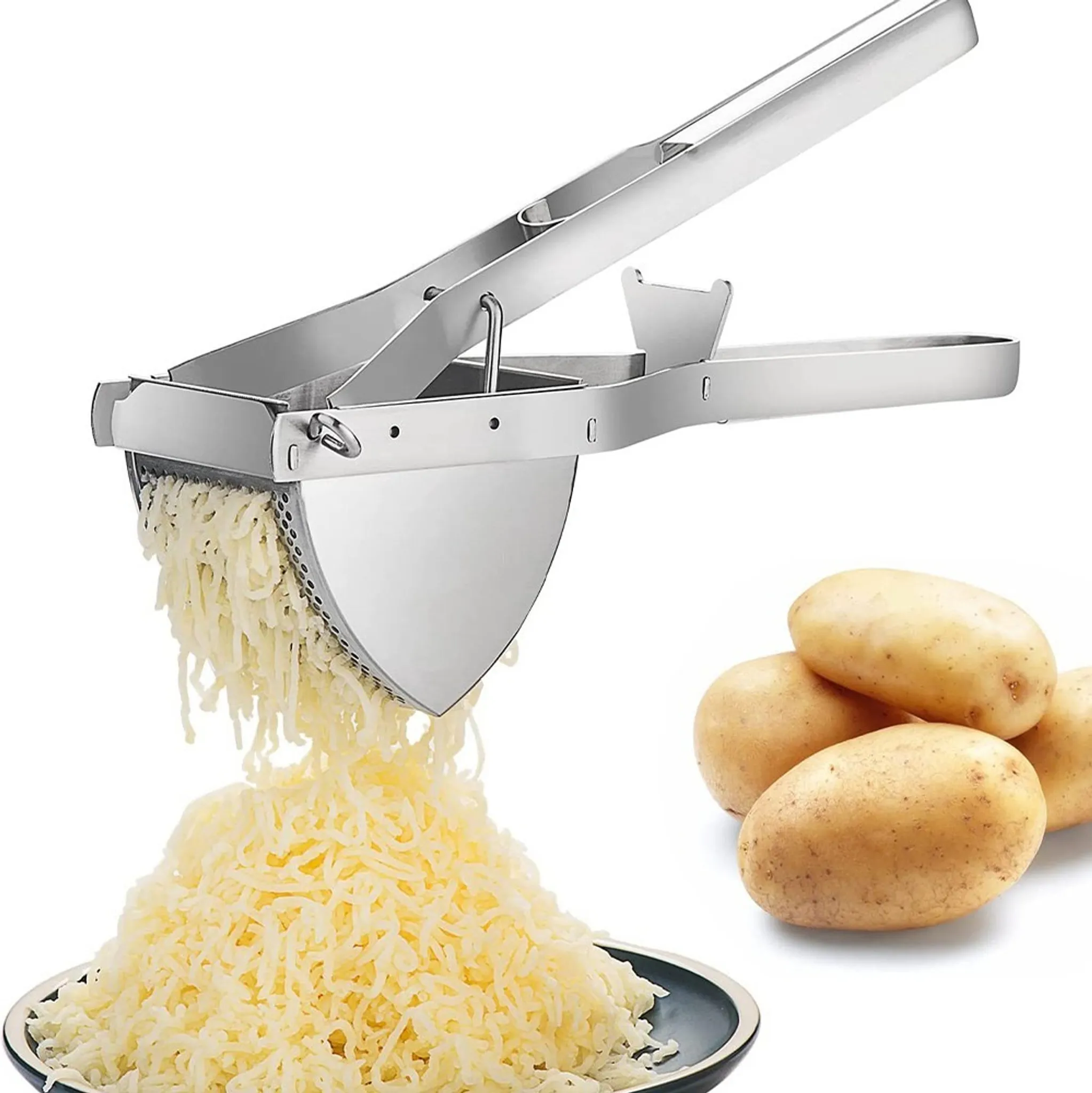 Ein Kartoffelstampfer aus Edelstahl mit zerfetzten Kartoffeln, die auf einen Teller fallen. Kartoffeln sind daneben.