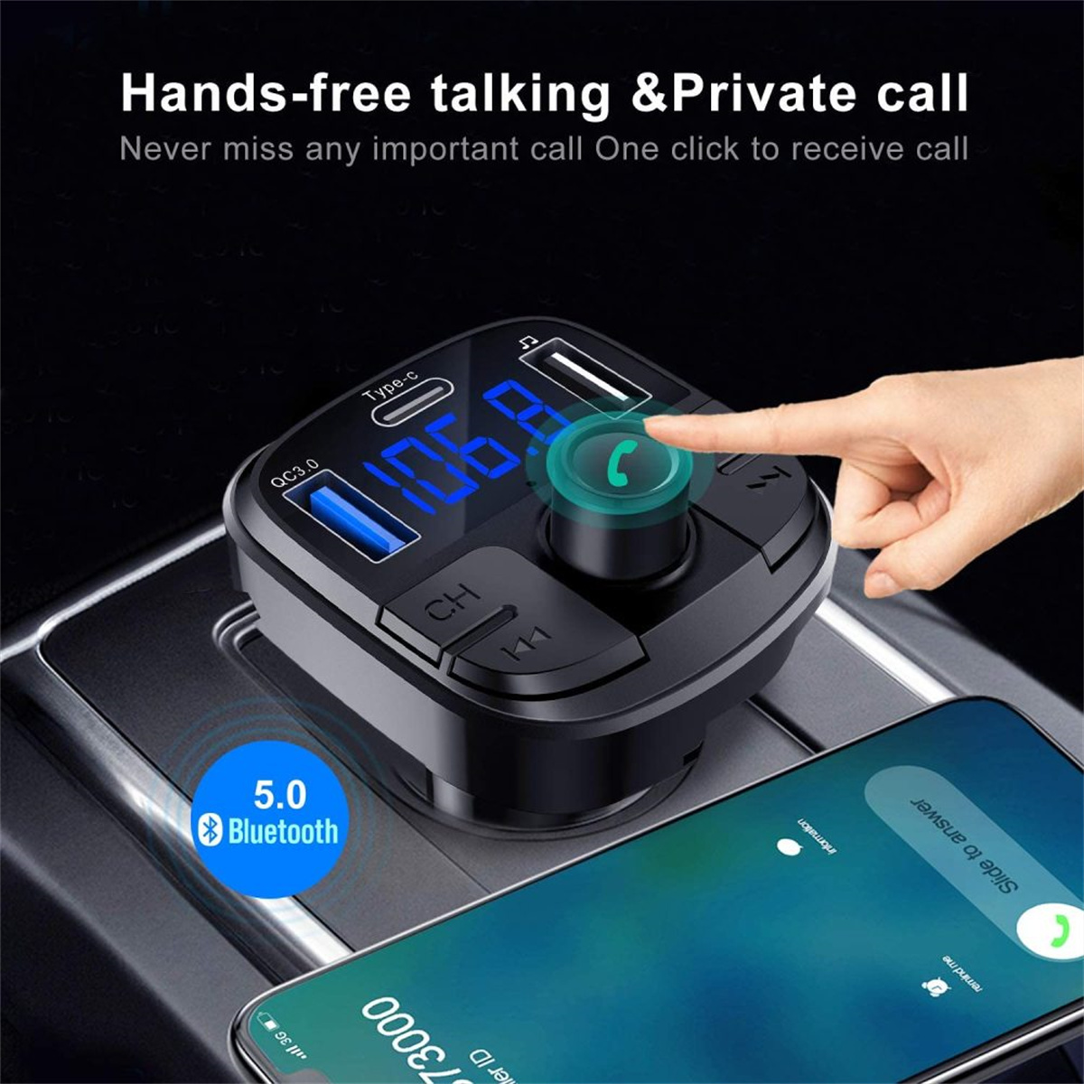 Eine Hand berührt ein schwarzes Bluetooth-Gerät mit blauem Display, neben einem Telefon mit einem eingehenden Anruf.
