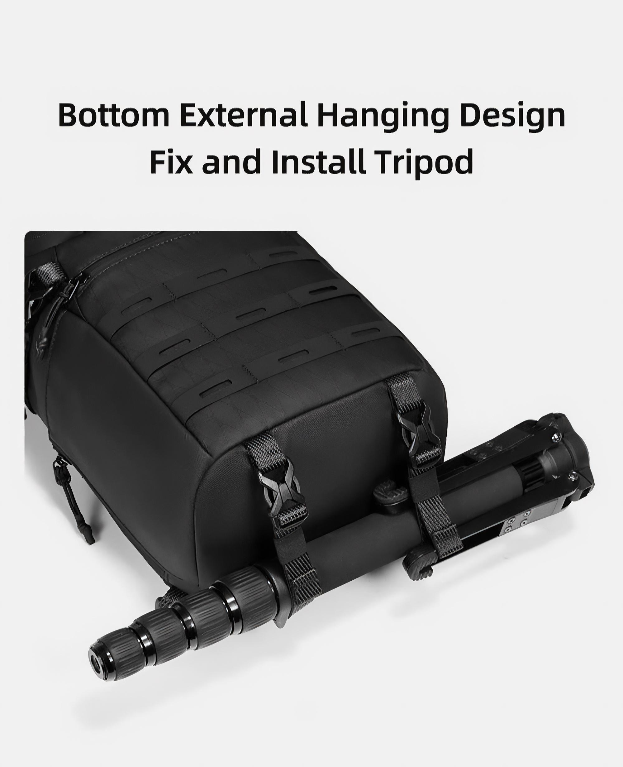Schwarzer Rucksack mit Stativ. Das Stativ ist unten befestigt. Text oben: Stativ befestigen und installieren.