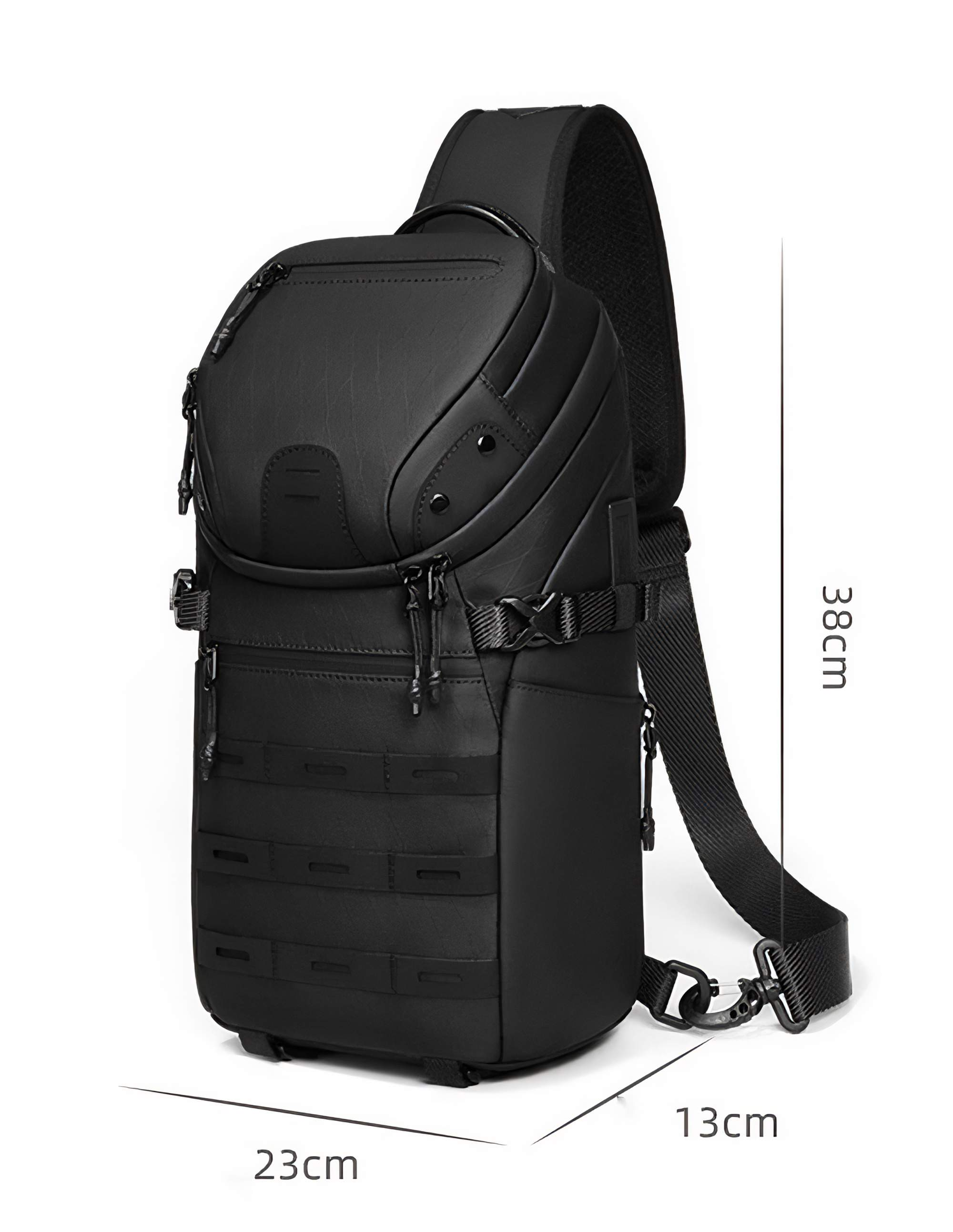 Schwarze Sling-Bag mit verstellbarem Riemen, Reißverschlüssen und mehreren Fächern. Abmessungen: 23x13x38cm. Mit Griff und Schnalle.