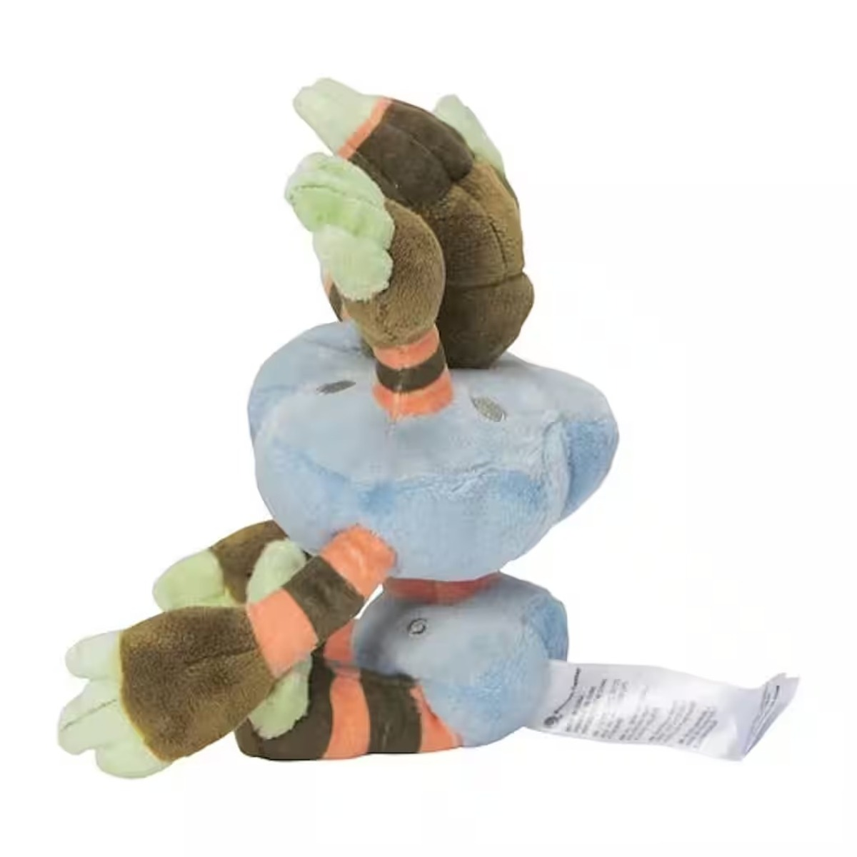 Ein Kuscheltier mit hellblauem Körper, braunen und orangefarbenen Gliedmaßen und grünen Akzenten. Es liegt auf weißem Grund.