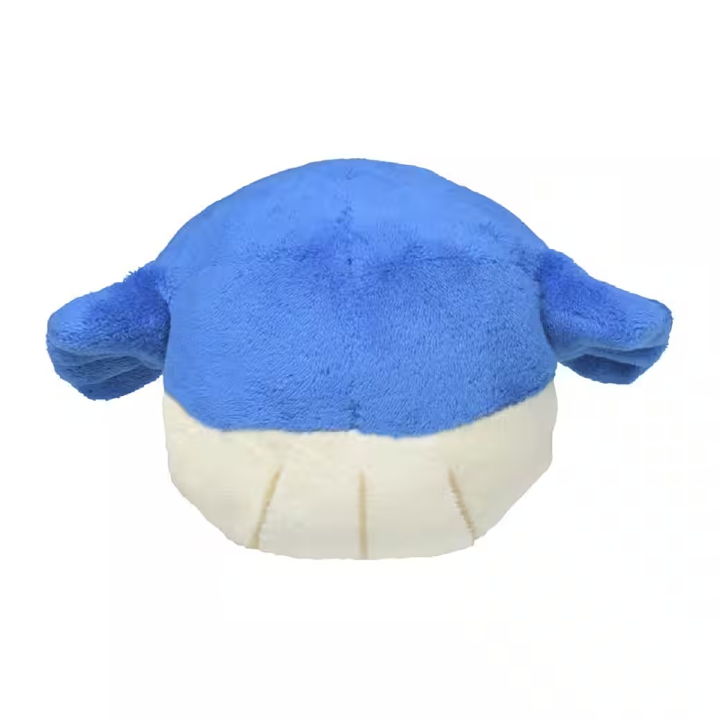 Ein Plüschtier in Form eines Wals, oben blau und unten weiß. Es hat zwei kleine Flossen auf beiden Seiten.