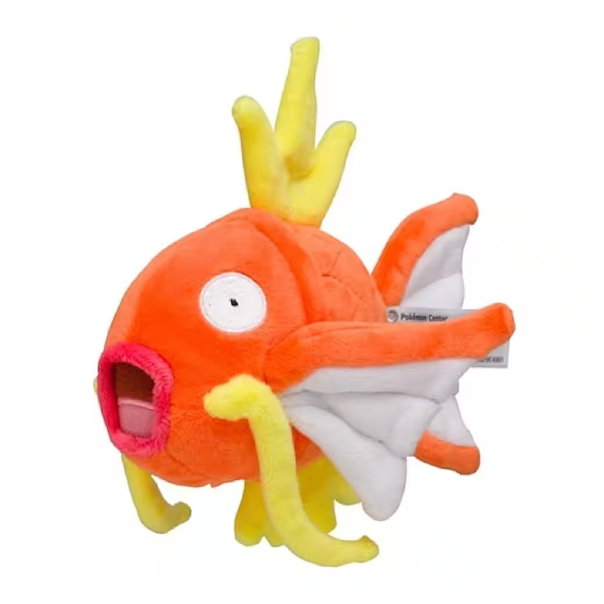 Ein Plüschtier eines goldfischartigen Pokémon. Es ist orange mit gelben Flossen und einem weißen Bauch. Der Mund ist offen. Der Hintergrund ist weiß.