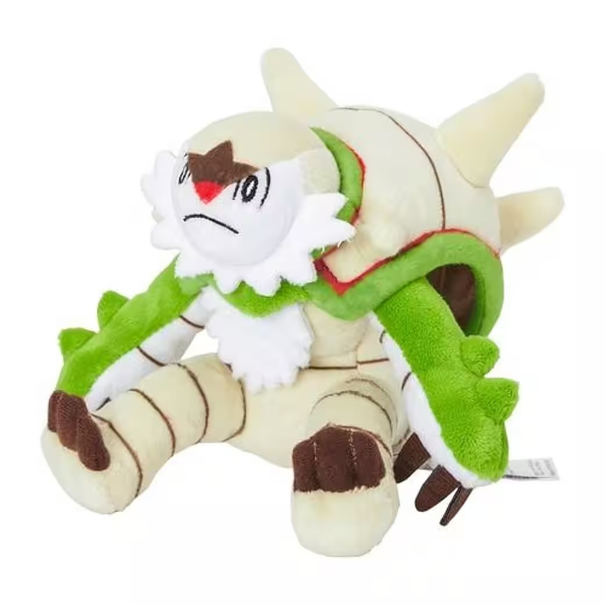 Ein Plüschtier eines Pokémon-Charakters mit cremefarbenem Körper, grünen Akzenten und braunen Details. Es hat ein strenges Gesicht und sitzt.