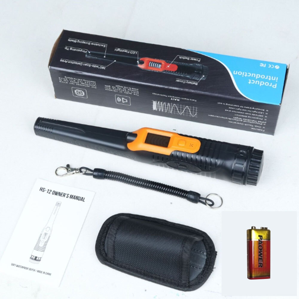 Metalldetektor-Set mit Handbuch, Hülle und Batterie. Der Detektor ist schwarz und orange, mit Digitalanzeige. Die Box ist oben.