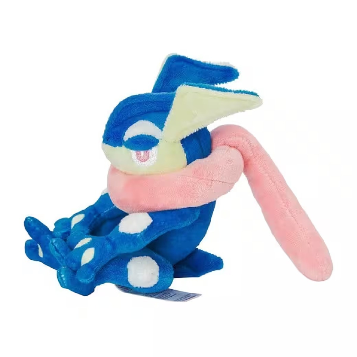 Ein blaues Greninja-Plüschtier mit weißen Flecken, rosa Schal und einem langen zungenartigen Anhängsel, das auf einem weißen Hintergrund sitzt.