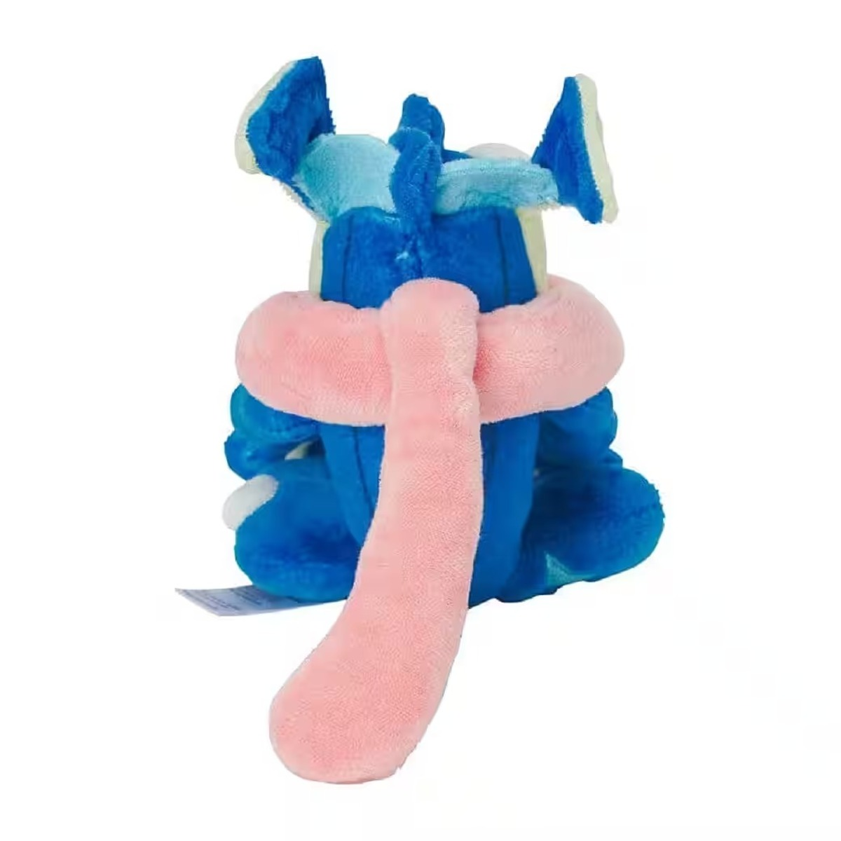 Ein blaues Pokémon-Plüschtier mit weißen und hellblauen Akzenten. Es hat einen rosa Kragen und eine lange rosa Zunge.