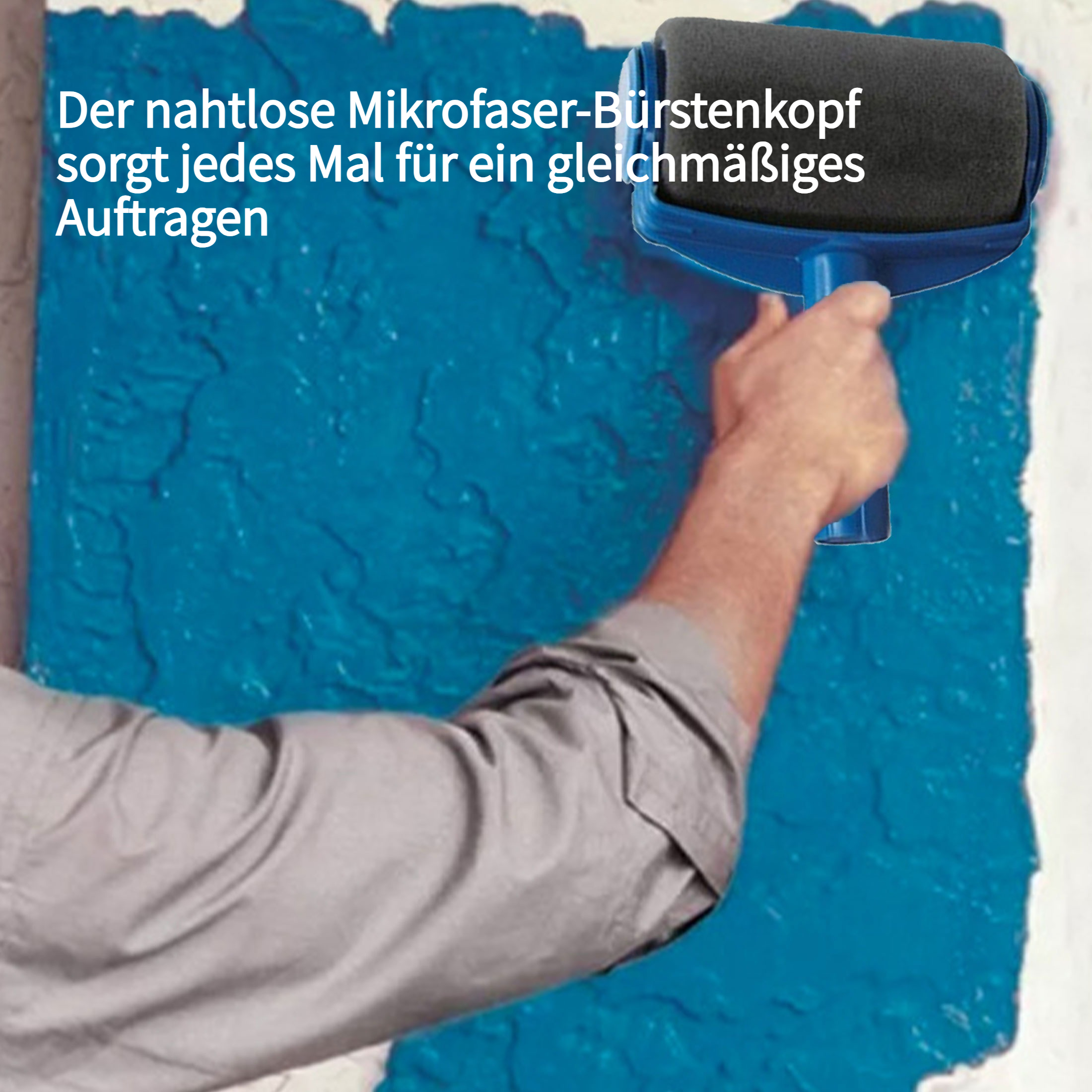 Eine Person verwendet eine blaue Farbrolle an einer Wand. Die Wand ist strukturiert und blau gestrichen.