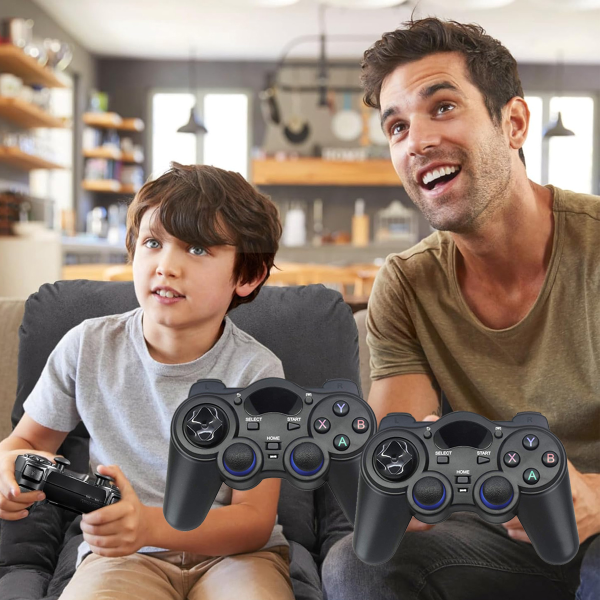 Ein Junge und ein Mann spielen Videospiele mit Controllern. Sie lächeln und schauen auf den Fernseher. Im Hintergrund ist ein Wohnzimmer zu sehen.