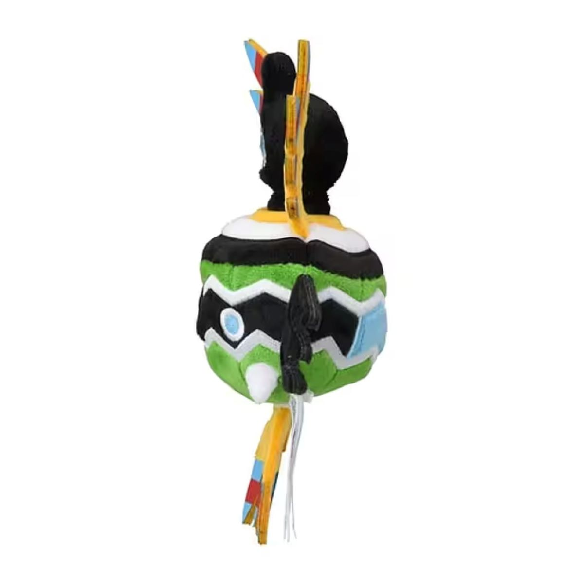 Ein Plüschtier einer Pokemon-Figur. Es ist grün, schwarz und weiß mit einem dekorativen Kopf und Schwanz. Der Hintergrund ist weiß.