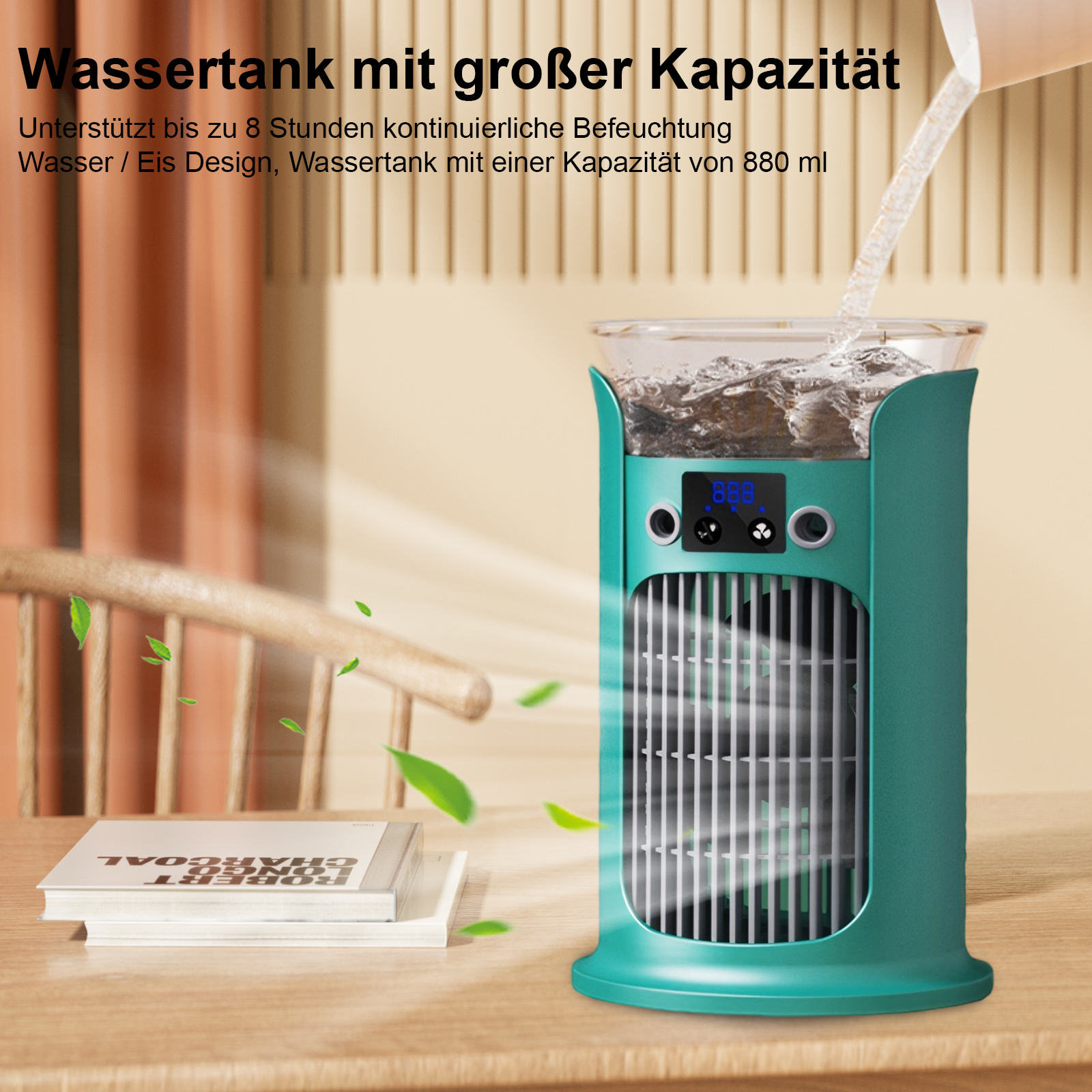 Ein türkisfarbener Luftbefeuchter mit einfließendem Wasser, ein Buch und ein Holzstuhl. Wasser fließt in einen Behälter.
