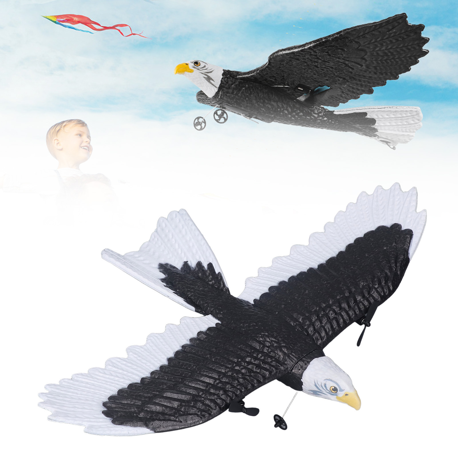 Ein Adler-Spielzeug fliegt. Ein Kind blickt auf einen Drachen und den Adler. Der Hintergrund zeigt einen blauen Himmel.
