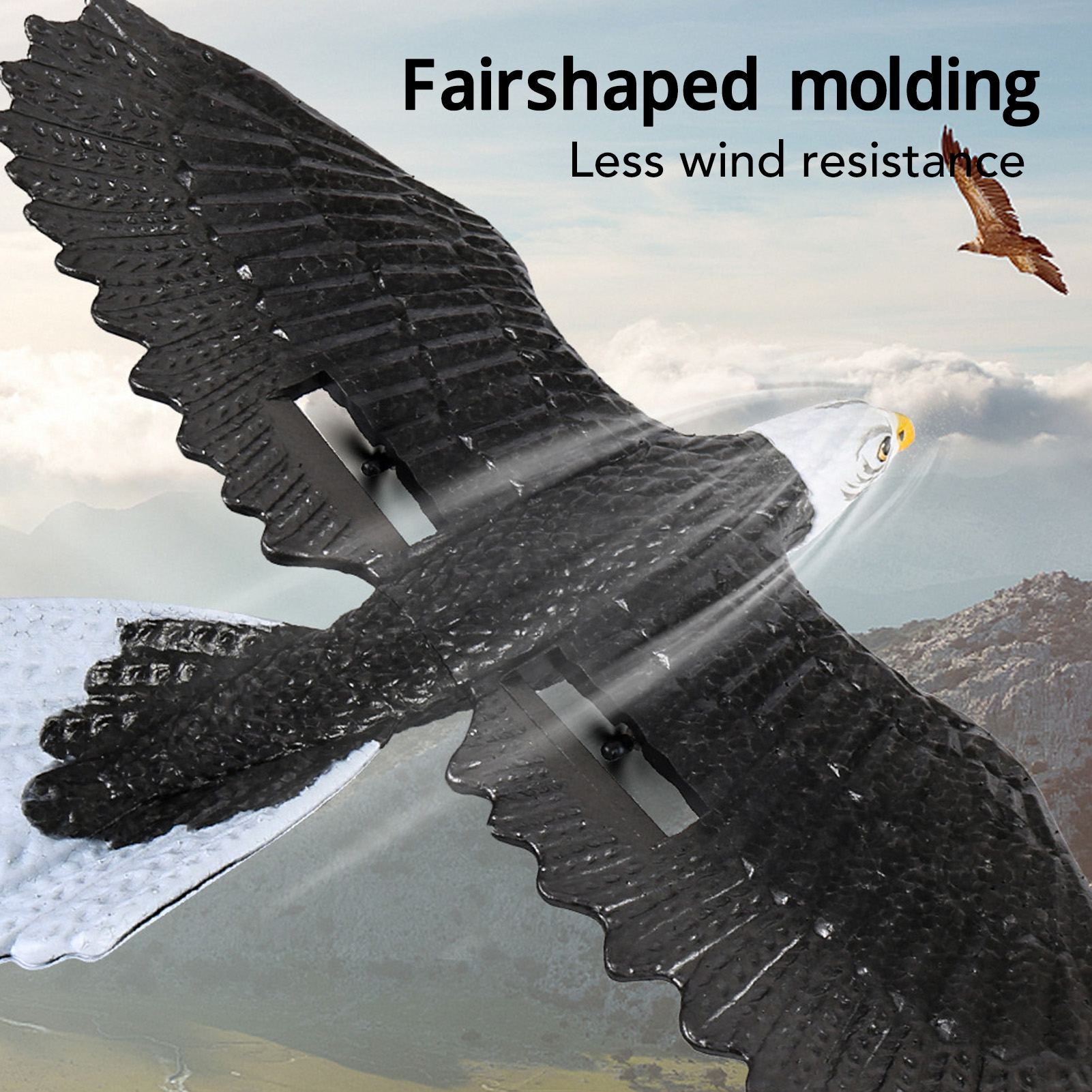 Ein schwarzes Adler-Modell im Flug. Es hat weiße und schwarze Flügel, einen weißen Kopf und einen gelben Schnabel, mit Bergen im Hintergrund.