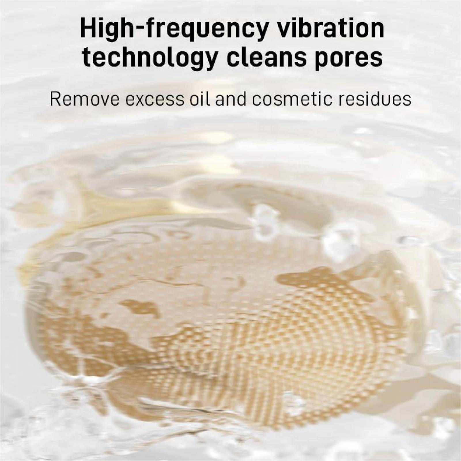 Ein Gesichtreinigungsgerät in Wasser. Text sagt, dass hochfrequente Vibrationen die Poren reinigen. Es ist beige und hat eine strukturierte Oberfläche.