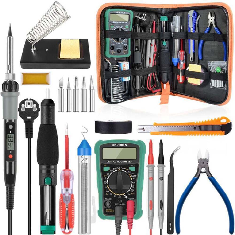 Ein Lötkolben-Kit mit verschiedenen Werkzeugen: Multimeter, Zangen, Schraubendreher und ein Universalmesser auf weißem Untergrund.