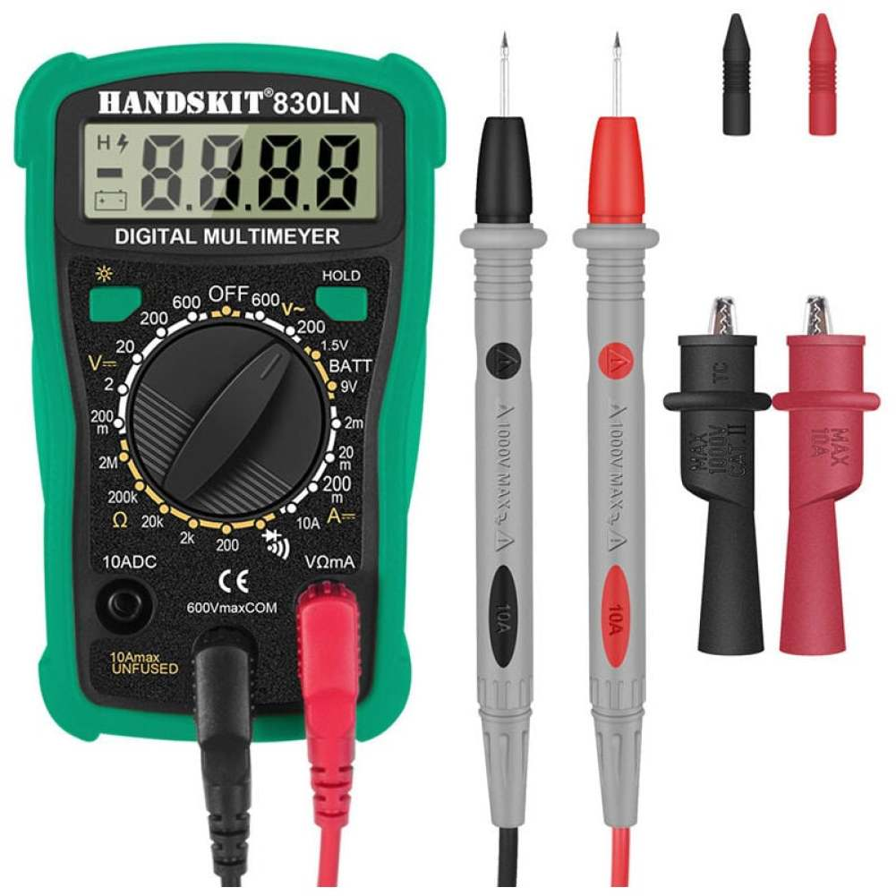Digitales Multimeter mit Sonden. Das Multimeter ist grün, mit schwarzem Display. Sonden sind schwarz und rot.