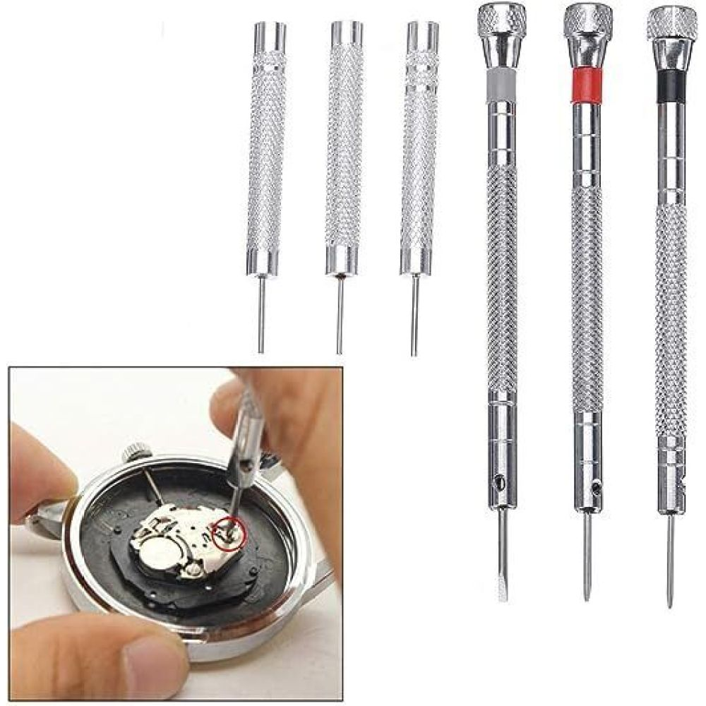 Eine Uhr wird mit kleinen Schraubenziehern repariert. Einige Schraubenzieher sind silberfarben, einige haben farbige Griffe. Das Zifferblatt der Uhr ist offen.