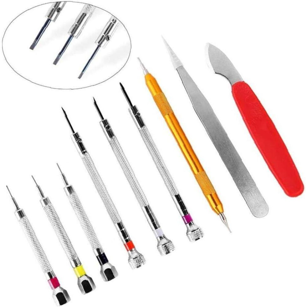 Sortiment kleiner Schraubendreher, Pinzetten und ein Messer. Griffe haben farbige Enden. Werkzeuge auf weißem Hintergrund.