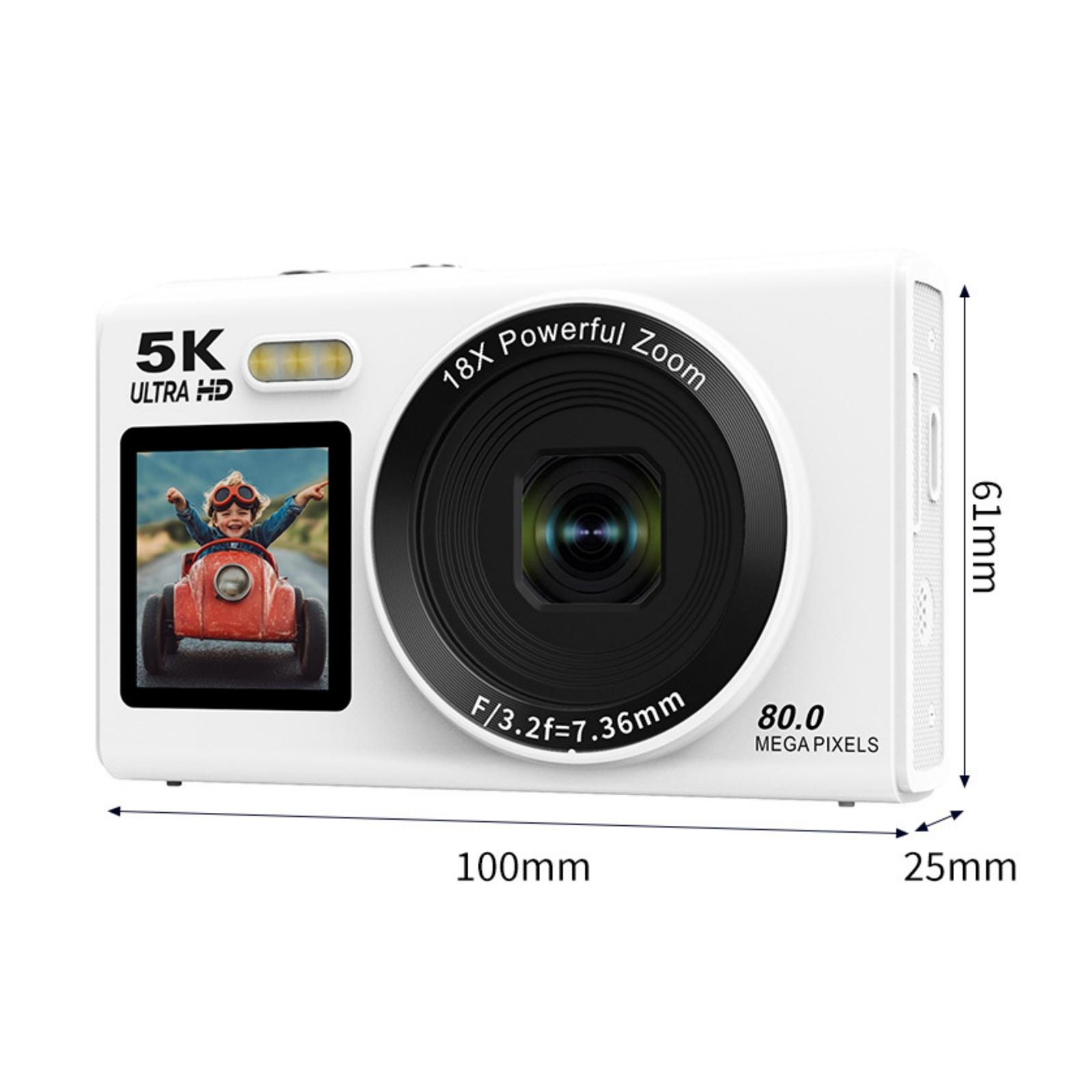 Eine weiße Digitalkamera mit einem Bildschirm, der ein Kind in einem Spielzeugauto zeigt. Abmessungen: 100mm x 61mm x 25mm. 5K, 80MP, 18X Zoom.