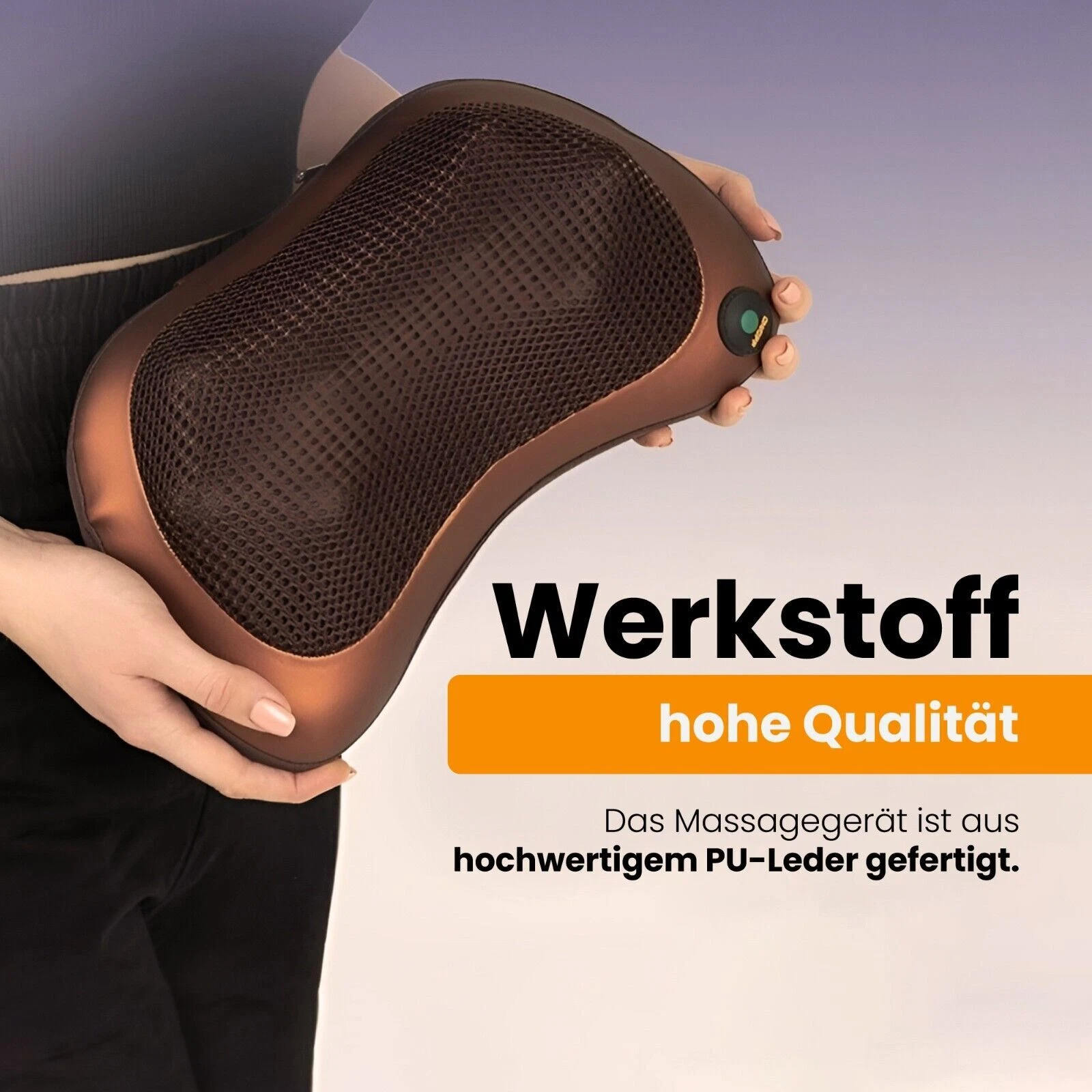 Eine Person hält ein braunes Massagekissen. Text lautet 'Werkstoff hohe Qualität'. Das Kissen ist aus hochwertigem PU-Leder.