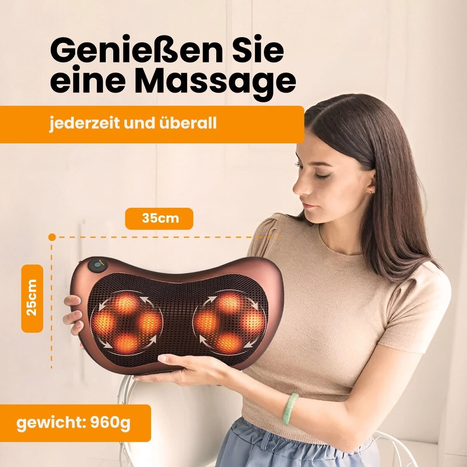Eine Frau hält ein Massagekissen. Text auf Deutsch lautet: 'Genießen Sie jederzeit und überall eine Massage.' Kissen ist braun und orange.