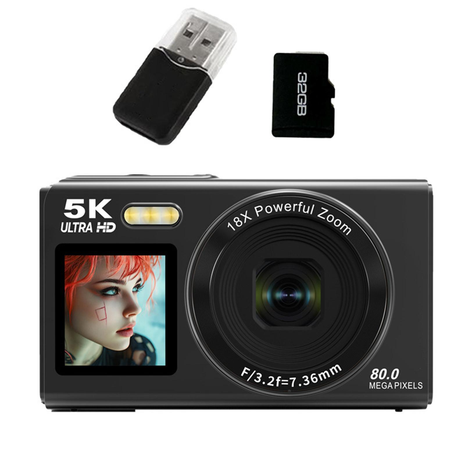 Eine schwarze Kamera mit Bildschirm, auf dem das Gesicht einer Frau zu sehen ist, sowie ein USB-Stick und eine SD-Karte.