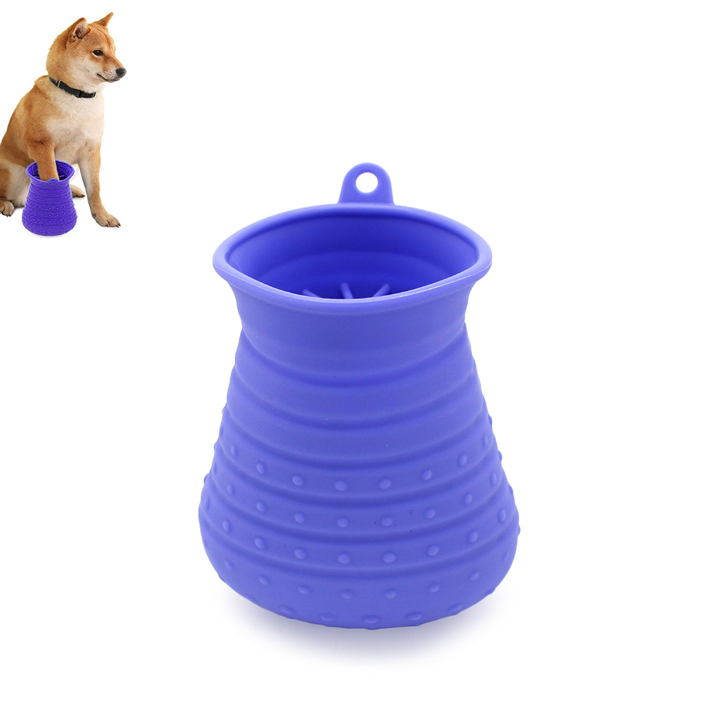 Ein lila Pfotenreiniger für Hunde. Ein Shiba Inu-Hund wird mit seiner Pfote im Reiniger gezeigt. Weißer Hintergrund.