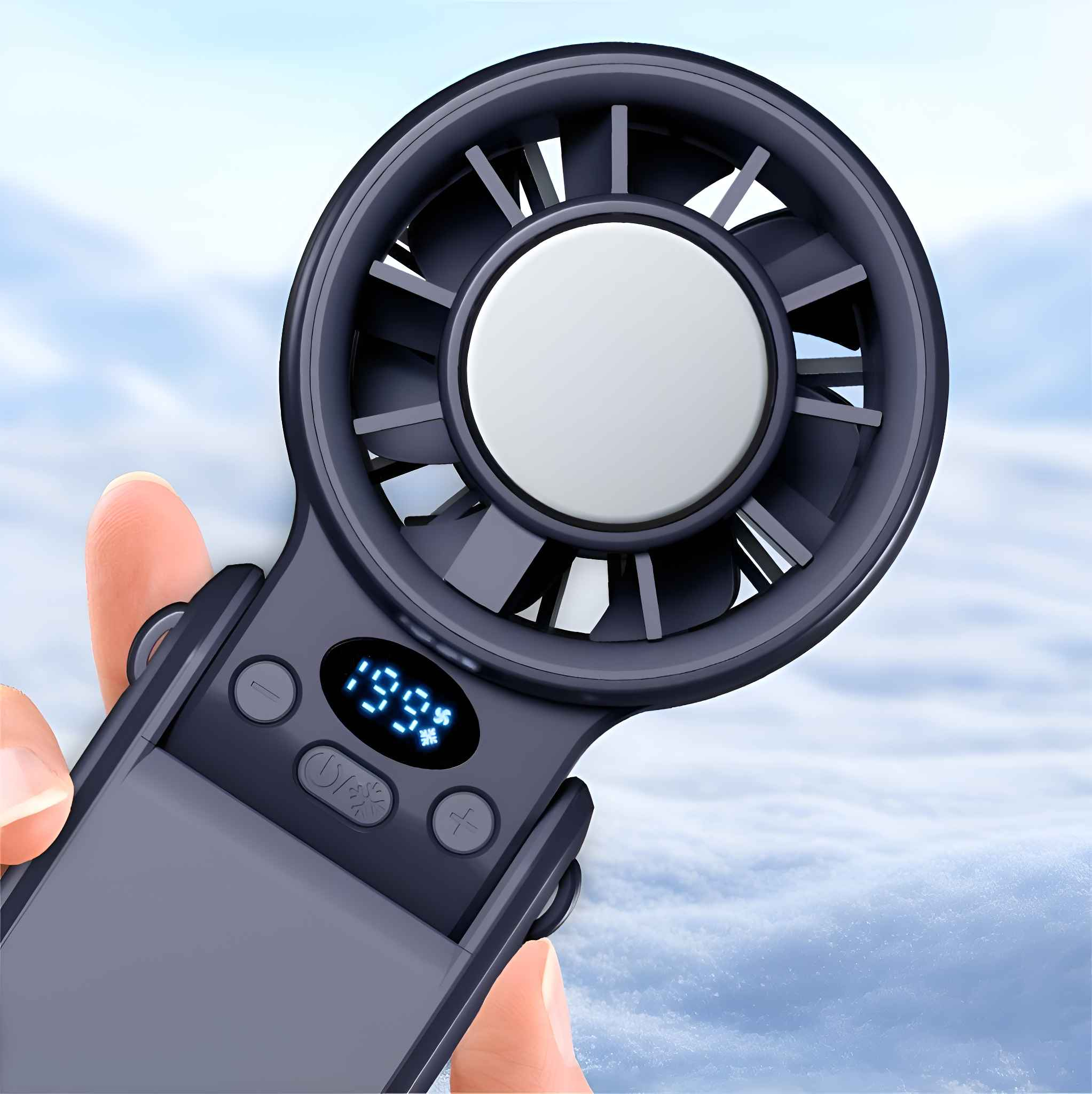 Ein Handventilator wird von einer Hand gehalten. Es hat ein dunkelblaues Gehäuse, Flügel und eine Digitalanzeige mit 199.