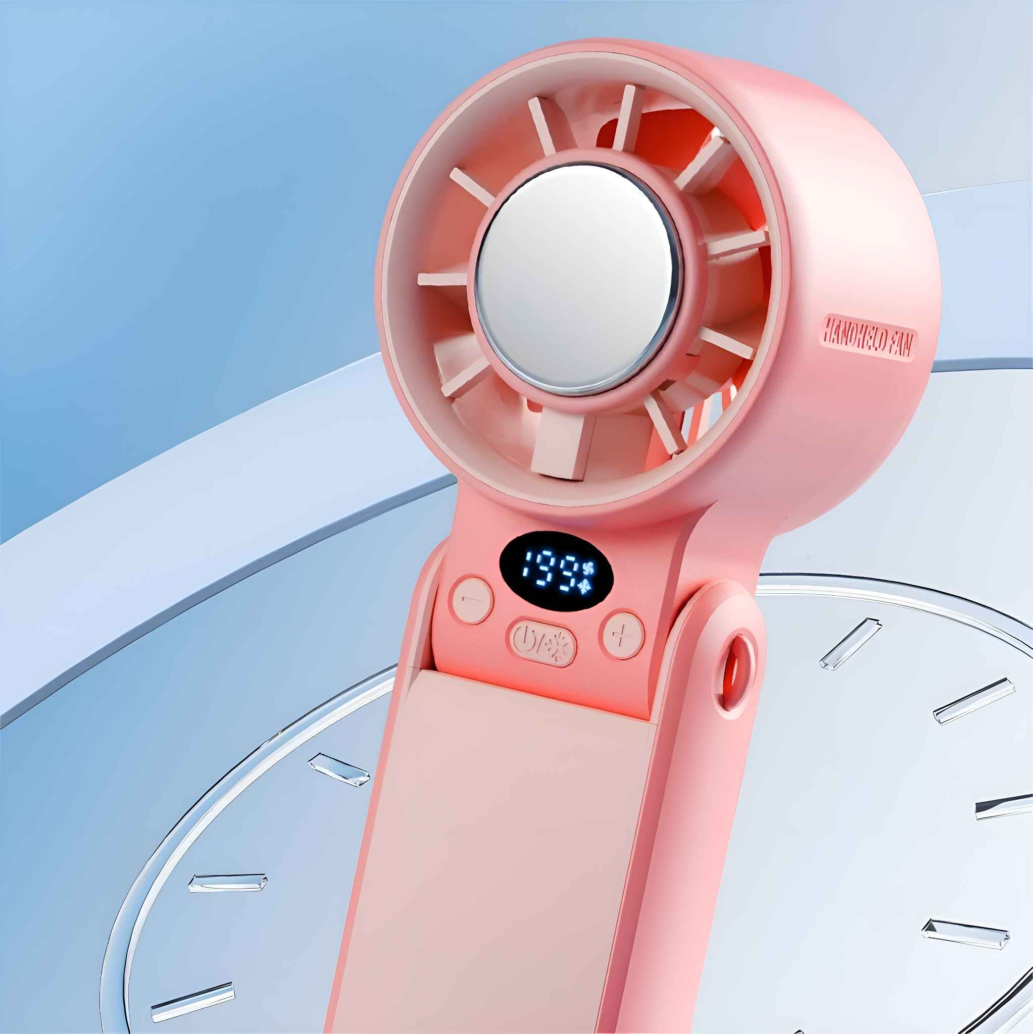 Ein rosa Handventilator mit Digitalanzeige '199'. Der Ventilator hat ein kreisförmiges Design mit einem Spiegel in der Mitte.
