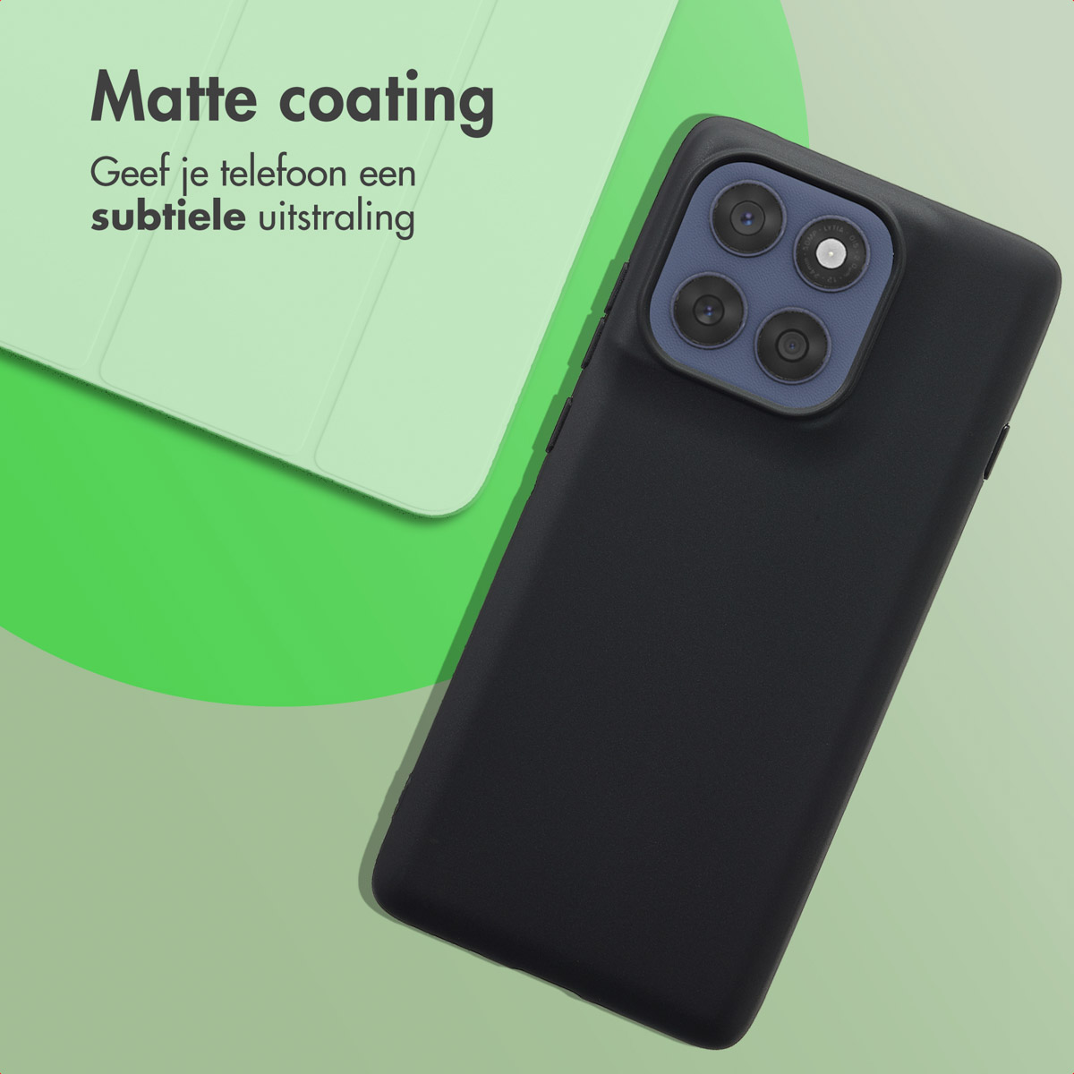 Custodia nera per telefono su superficie verde, con parte verde chiaro in alto a sinistra. Testo: Rivestimento opaco. Dai al tuo telefono un aspetto sottile.