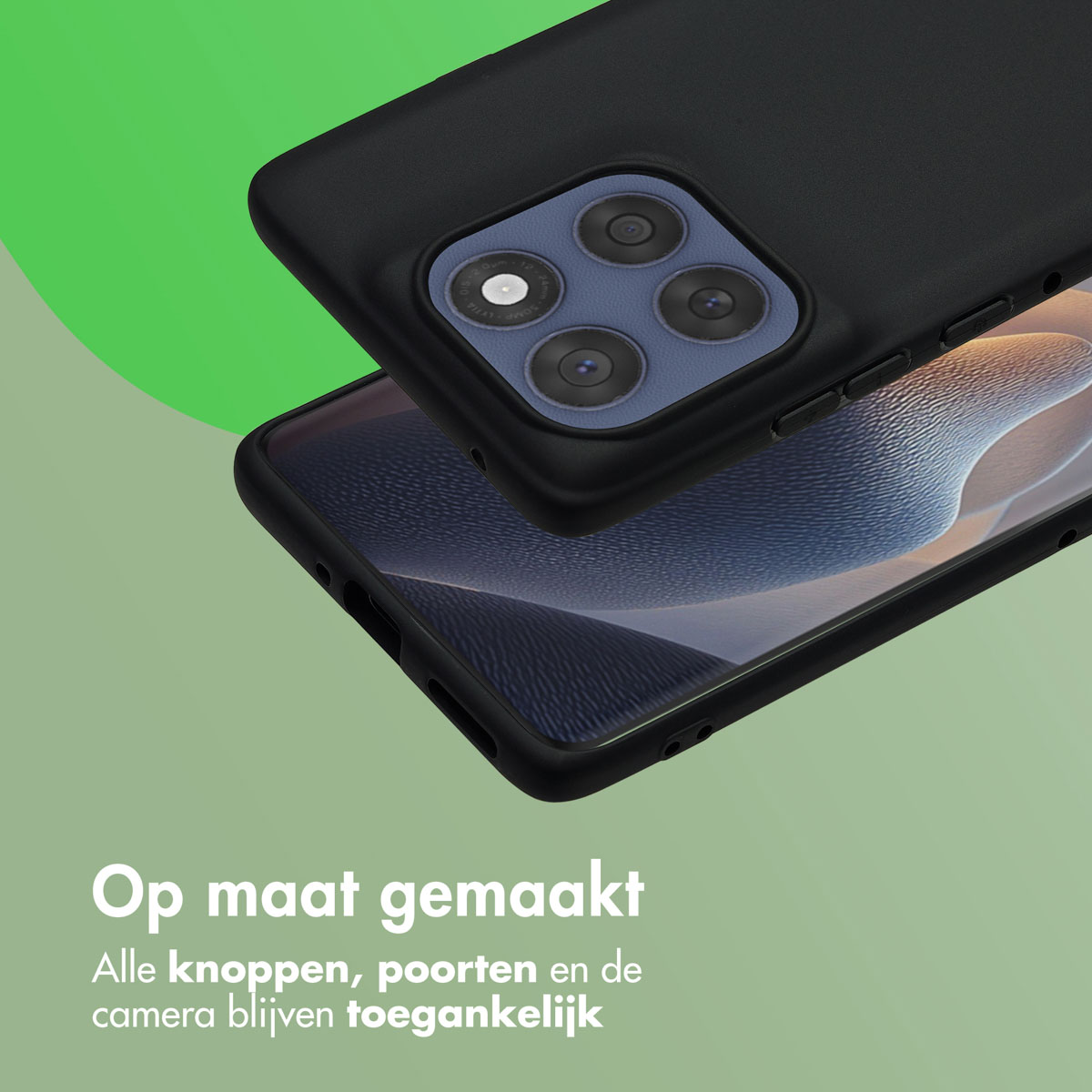 Custodia nera per telefono con lenti della fotocamera su sfondo verde. Testo in basso: 'Op maat gemaakt'.