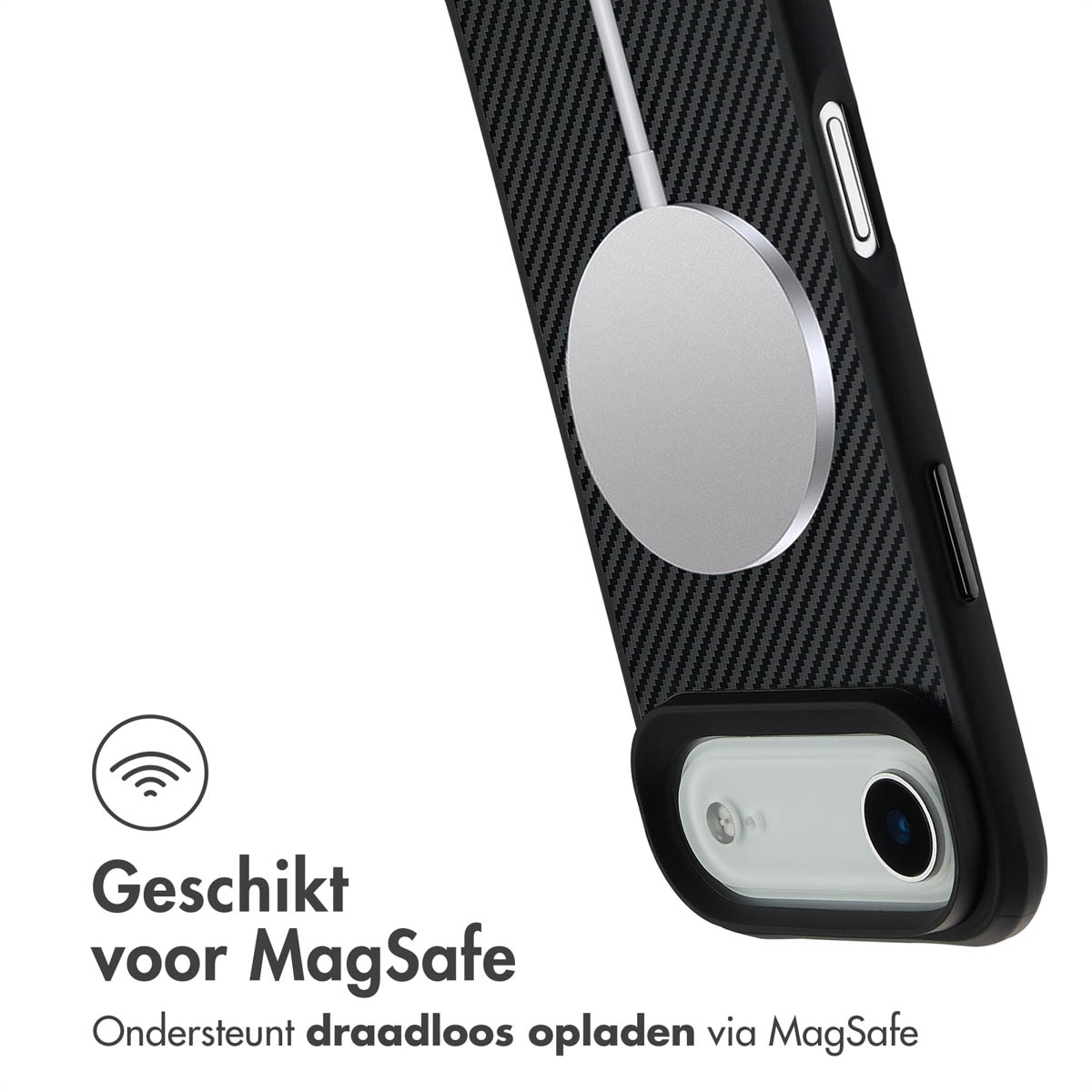 Un téléphone avec un chargeur MagSafe connecté. Le téléphone est dans un étui noir avec un motif en fibre de carbone.