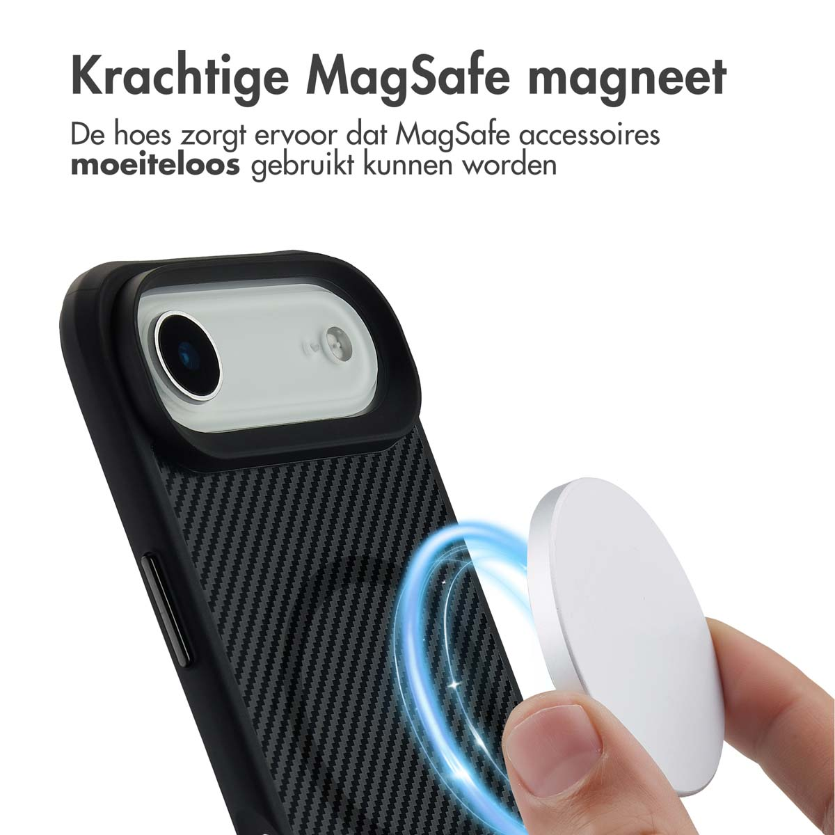 Une main tient un accessoire MagSafe blanc près d'une coque de téléphone. L'étui est noir avec une texture fibre de carbone, et le téléphone est visible.