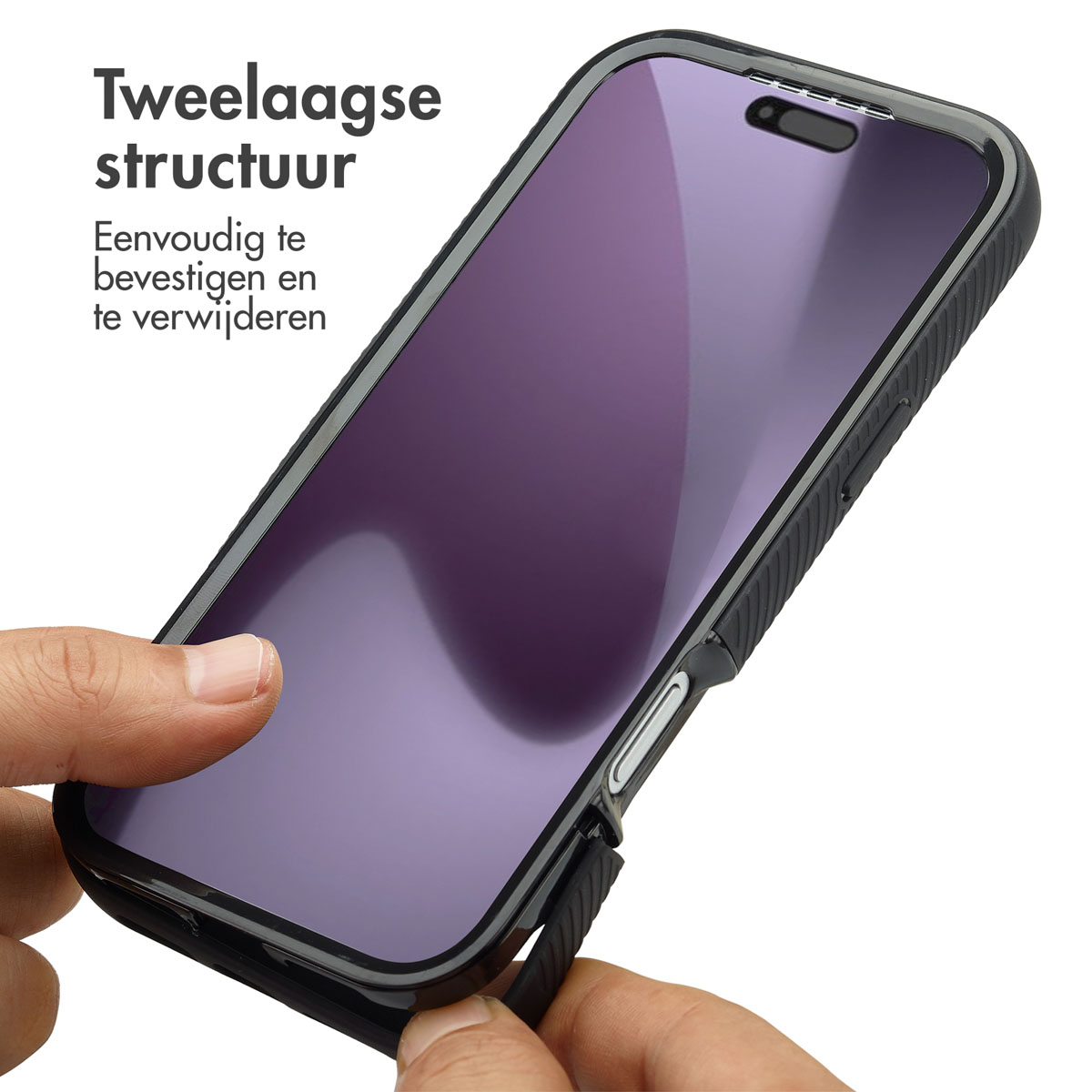 Eine Hand hält eine schwarze Handyhülle mit einem lila Displayschutz. Text: Zwei-Schicht-Struktur, einfach zu installieren und zu entfernen.