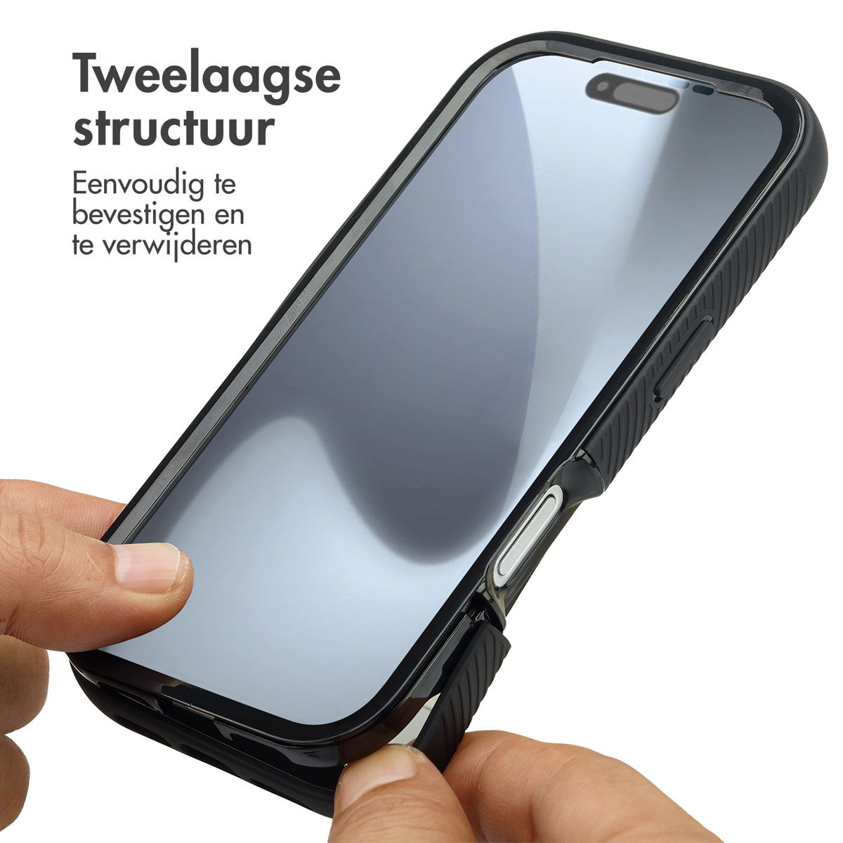 Mani che tengono una custodia nera per telefono, mostrando la sua struttura a due strati e la facilità di montaggio/smontaggio.