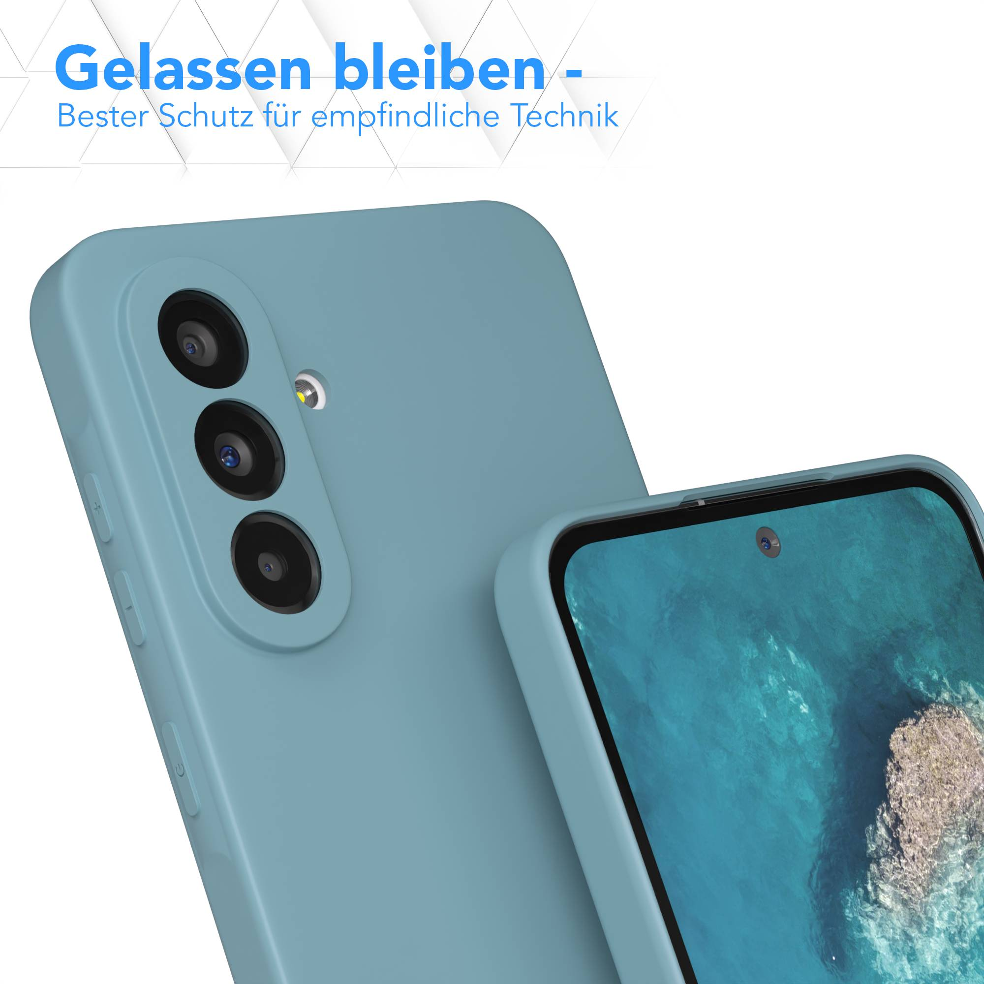Nahaufnahme eines hellblauen Telefons. Das Telefon hat drei Kameralinsen. Text ist oben sichtbar, blau auf weißem Hintergrund.