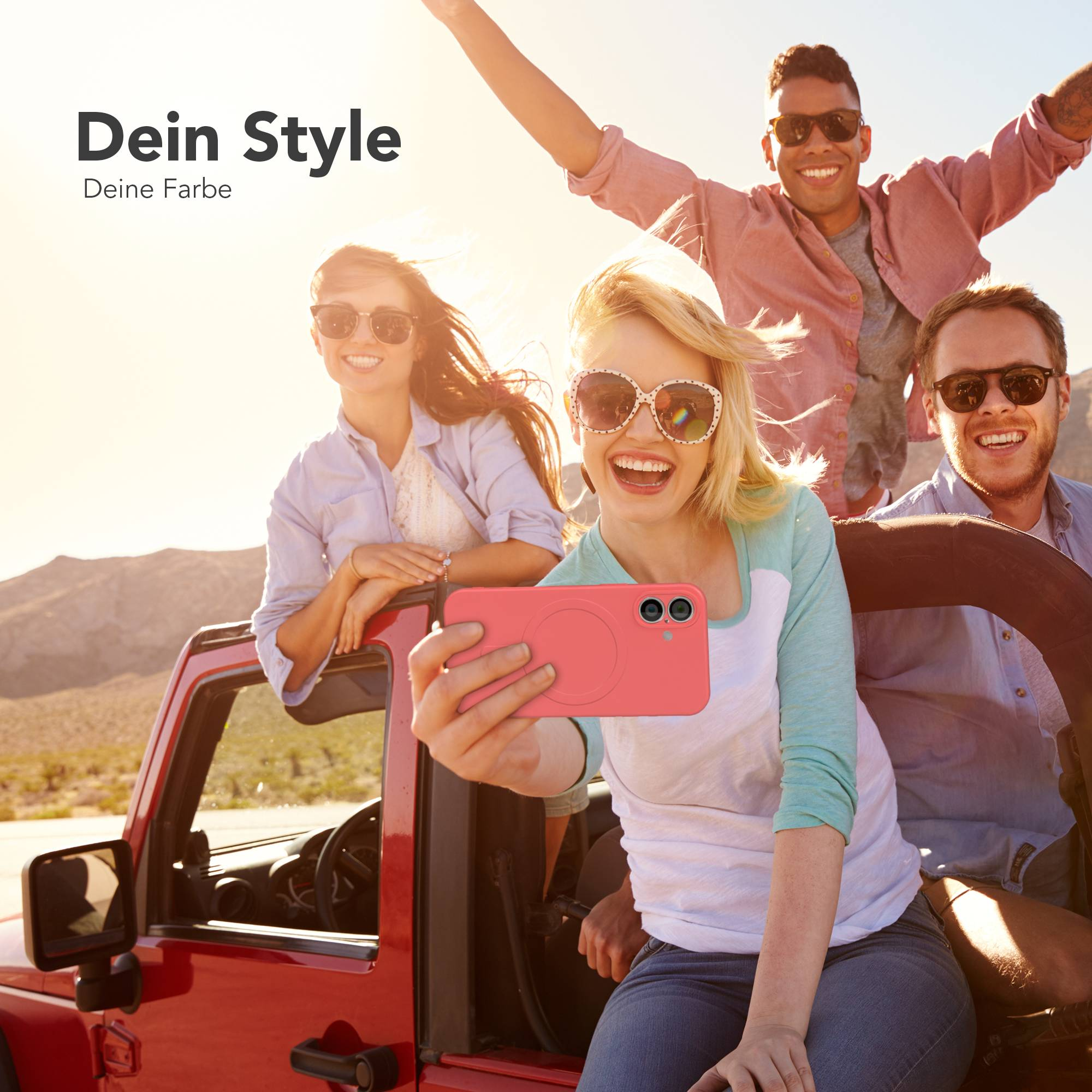 Gruppe von Freunden macht ein Selfie. Sie sind in einem roten Jeep. Der Hintergrund zeigt eine sonnige Landschaft.