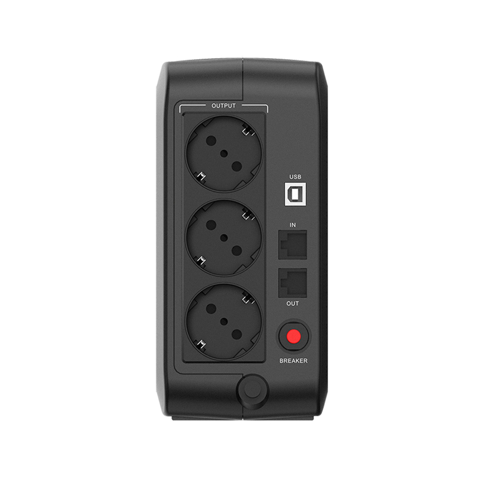 Presa multipla nera con tre prese, porta USB e varie porte di ingresso/uscita. Pulsante rosso 'breaker'.