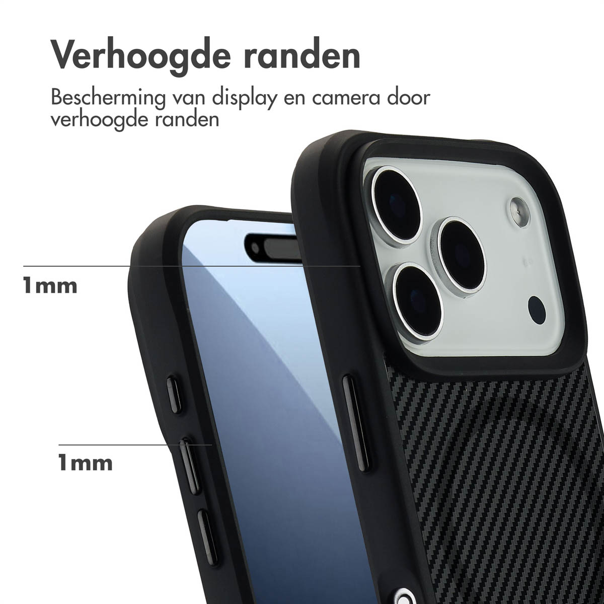 Gros plan d'une coque de téléphone noire protégeant un téléphone. L'étui a des bords surélevés et une texture en fibre de carbone à l'arrière.