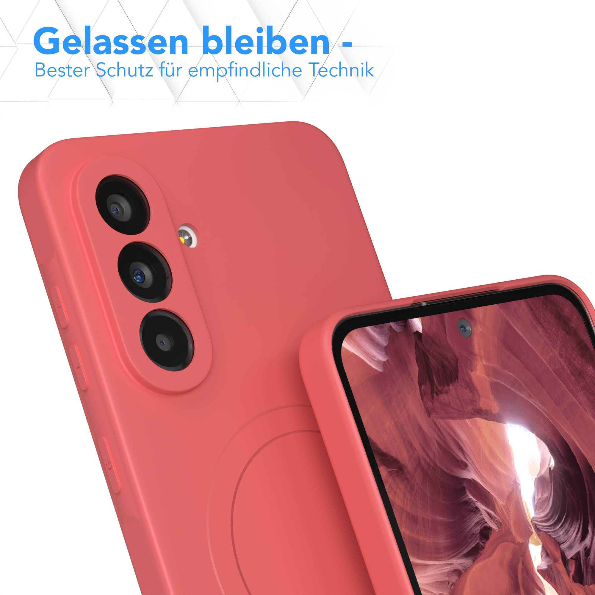 Eine korallenfarbene Handyhülle mit einem Handy darin, das ein orangefarbenes Canyonbild zeigt. Die Hülle hat drei Kameralinsen.