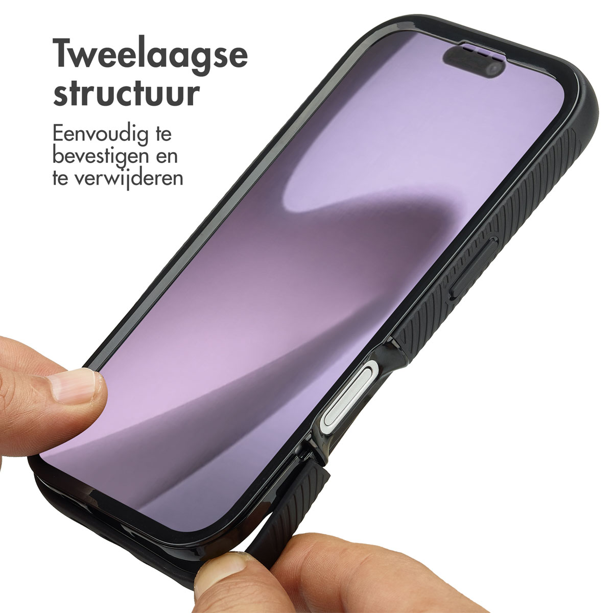 Un étui de téléphone noir est tenu par des mains. Il a un protecteur d'écran violet. Le texte néerlandais dit 'Structure à deux couches'.
