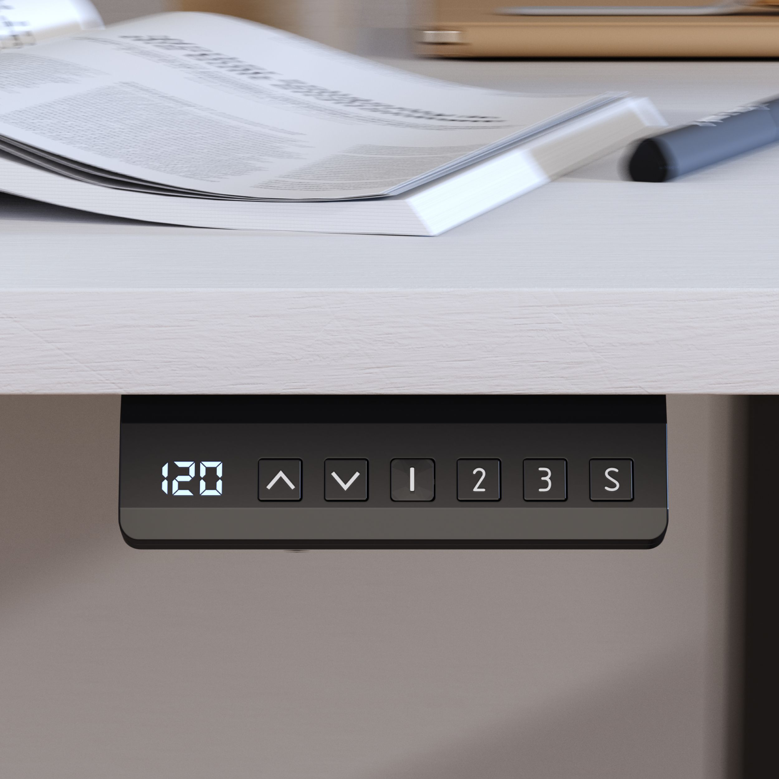 Nahaufnahme eines Schreibtisch-Bedienfelds mit Tasten und einem Display mit der Anzeige 120. Ein Buch und ein Stift sind sichtbar.