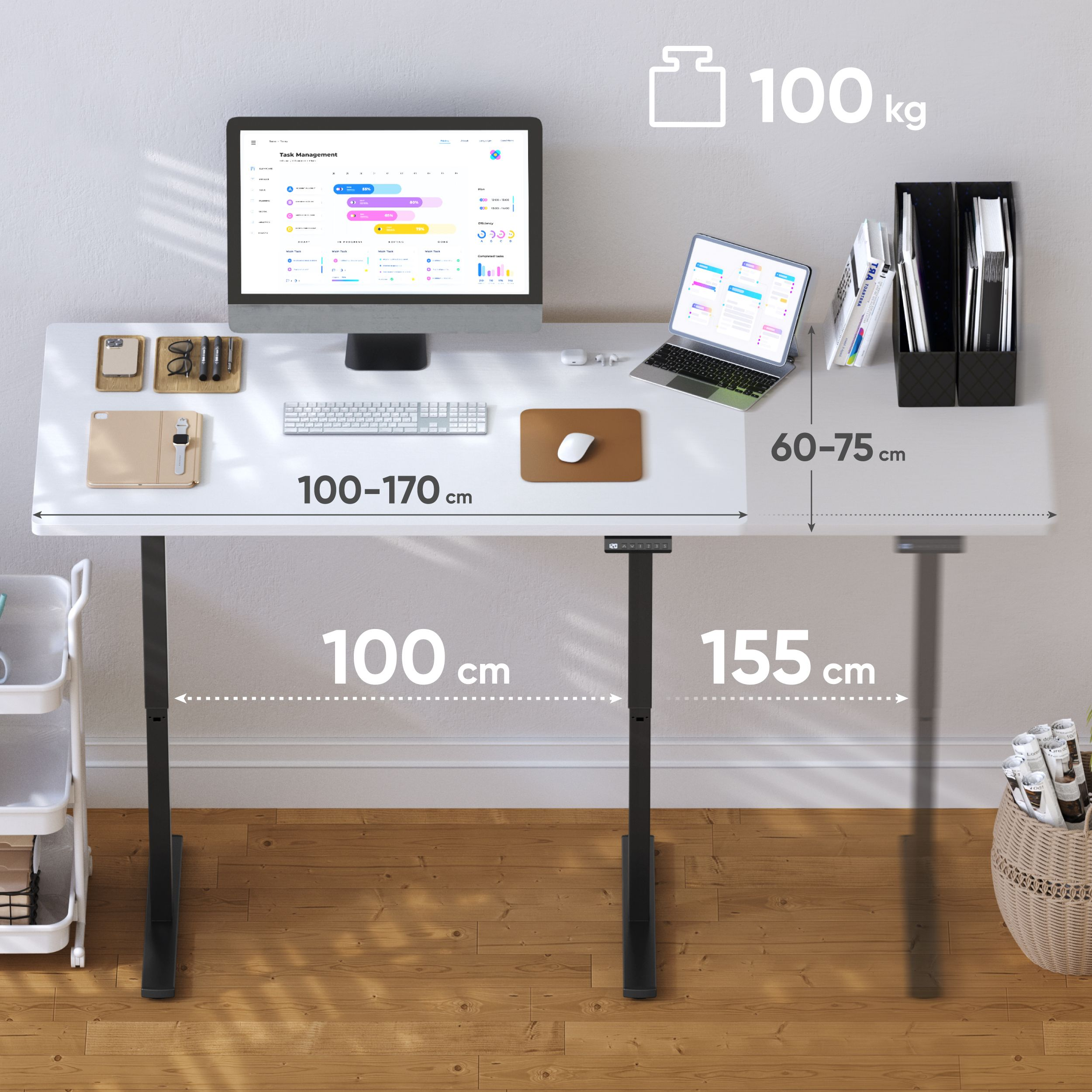 Ein weißer Schreibtisch mit Computer, Laptop und Zubehör. Abmessungen und Gewicht werden angezeigt. Der Hintergrund ist eine weiße Wand.