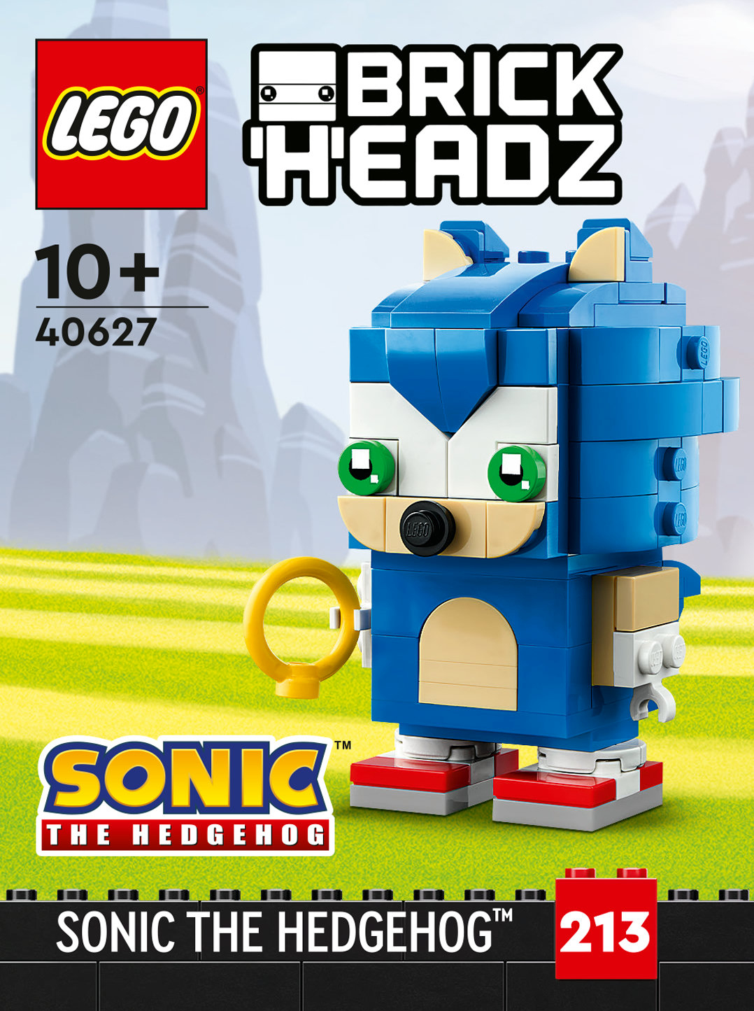 Eine LEGO BrickHeadz Sonic the Hedgehog Figur steht auf einem grünen Feld.
