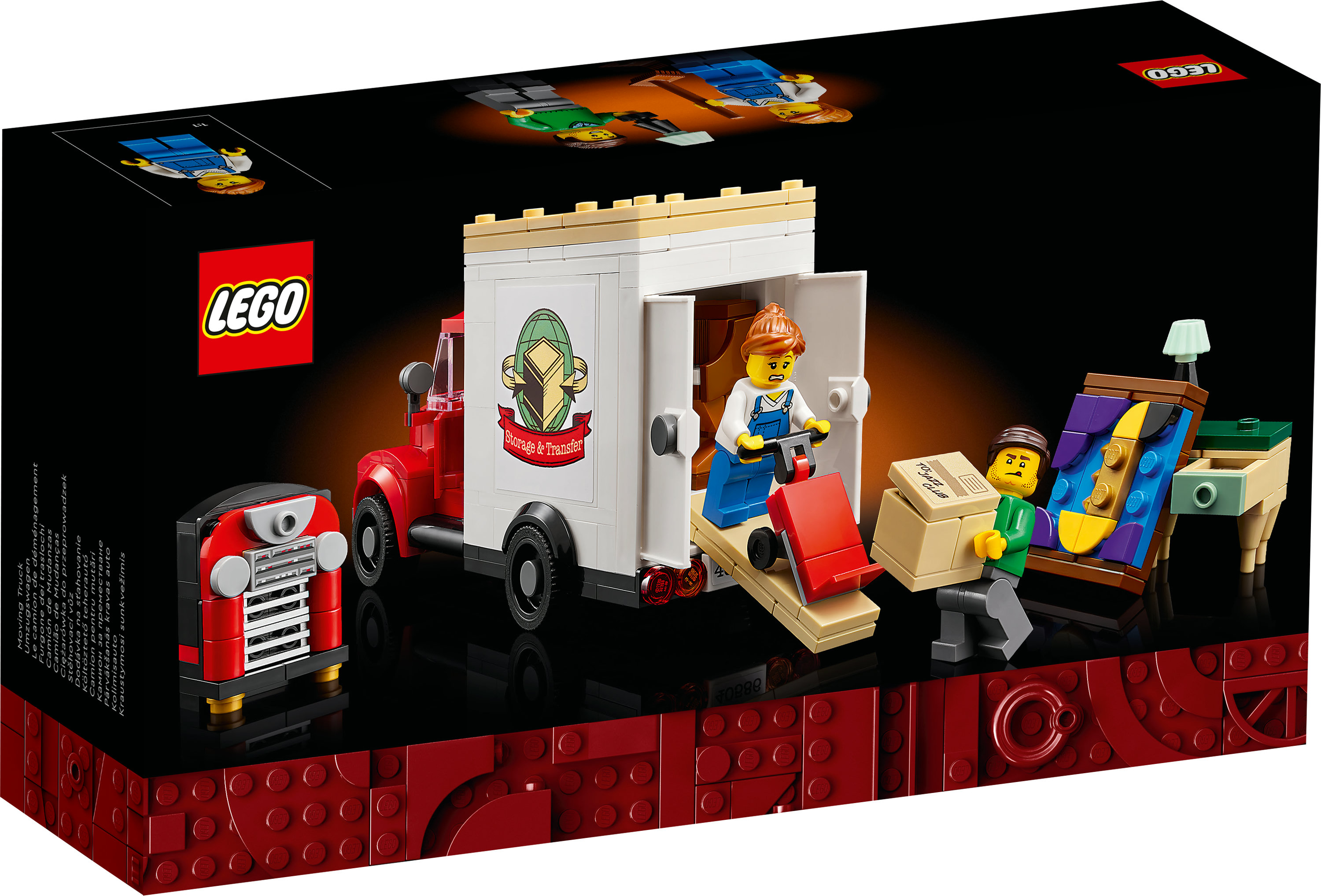 Lego-Set-Box-Art: roter LKW, weißer Anhänger, Minifiguren, die Möbel und Kisten laden, rotes Retro-Radio, schwarzer Hintergrund.