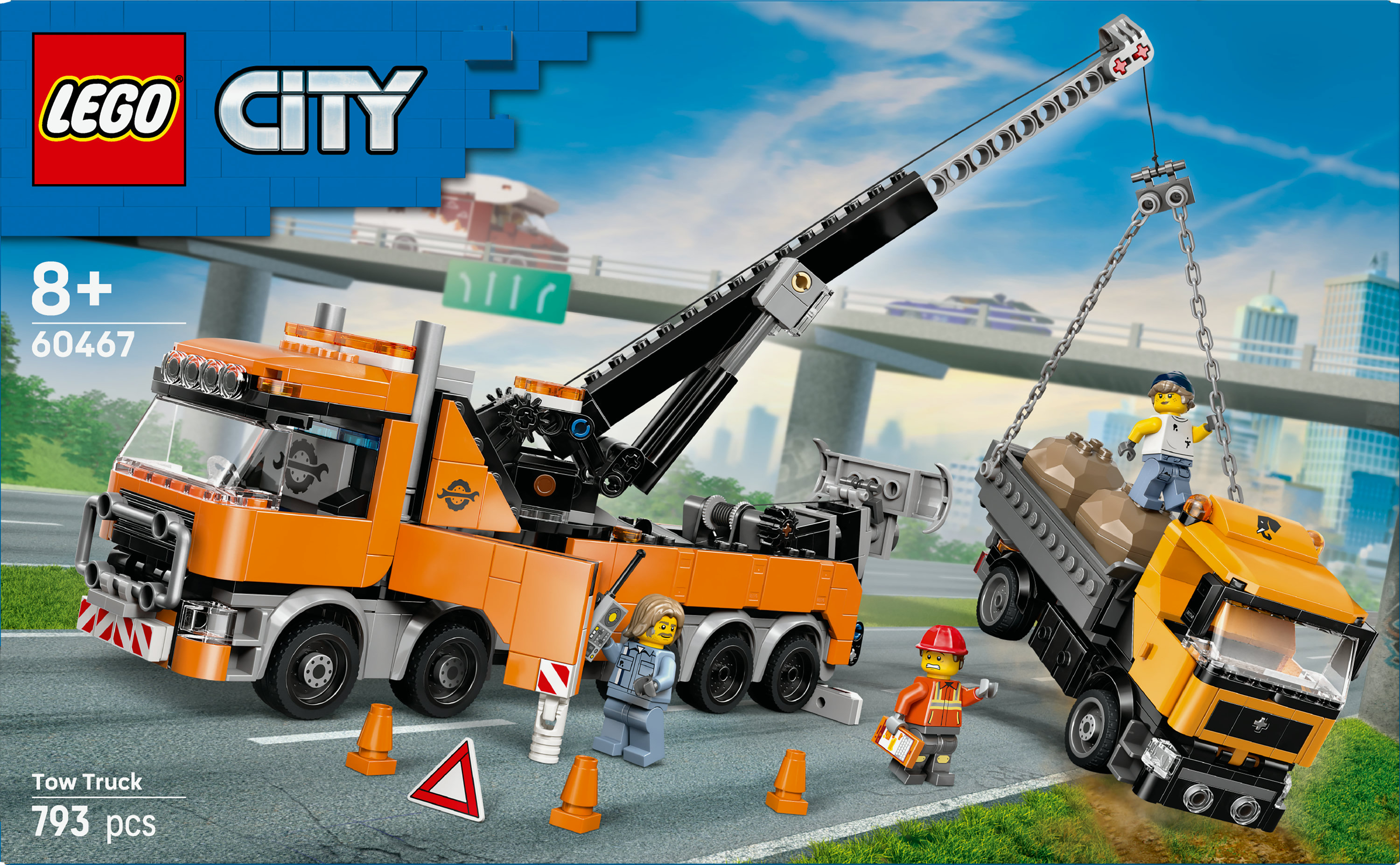 Zestaw holownika Lego City. Pomarańczowa ciężarówka podnosi żółtą ciężarówkę załadowaną kamieniami. Obecne są figurki i znaki drogowe.