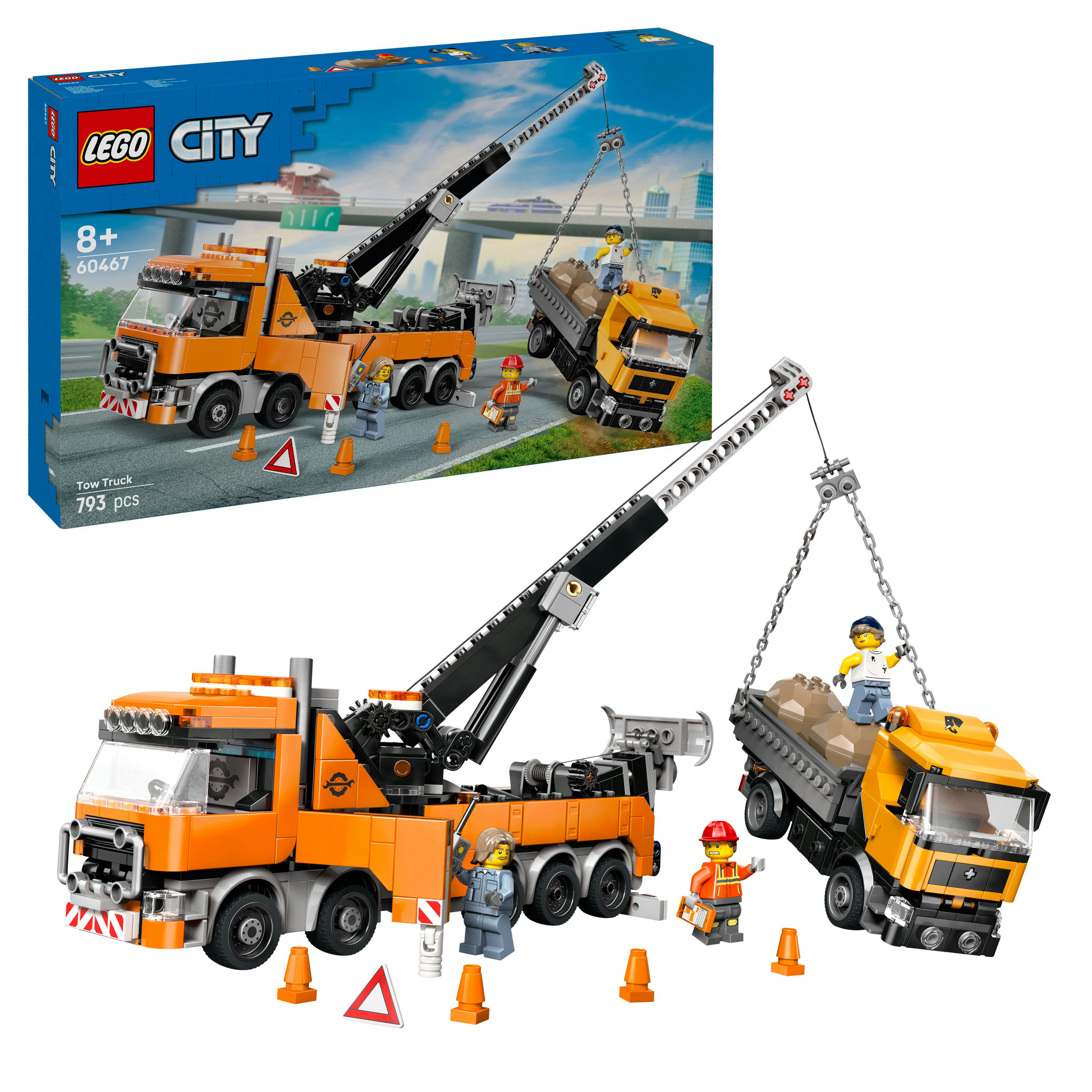 Zestaw LEGO City Tow Truck. Pomarańczowa ciężarówka podnosi żółtą ciężarówkę z ładunkiem, z minifigurkami i znakami drogowymi.
