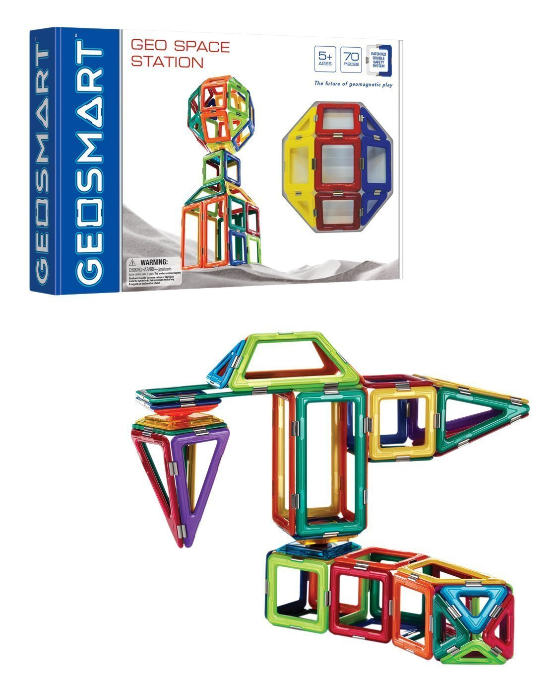 Una scatola GeoSmart Space Station e strutture realizzate con tessere magnetiche colorate. Include un edificio, una sfera e forme geometriche.